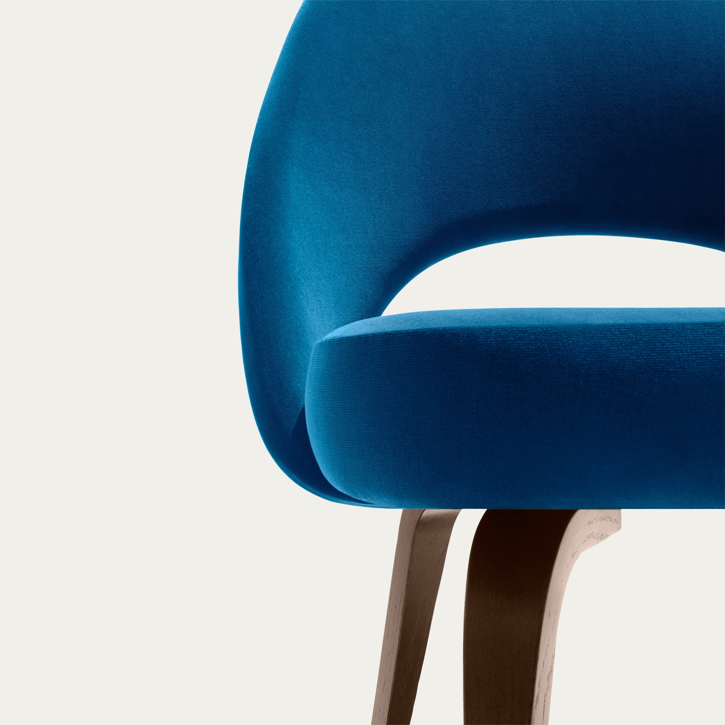 Nahaufnahme des Executive Chair von Eero Saarinen 1946 mit Fokus auf Stoffstruktur und Sitzform