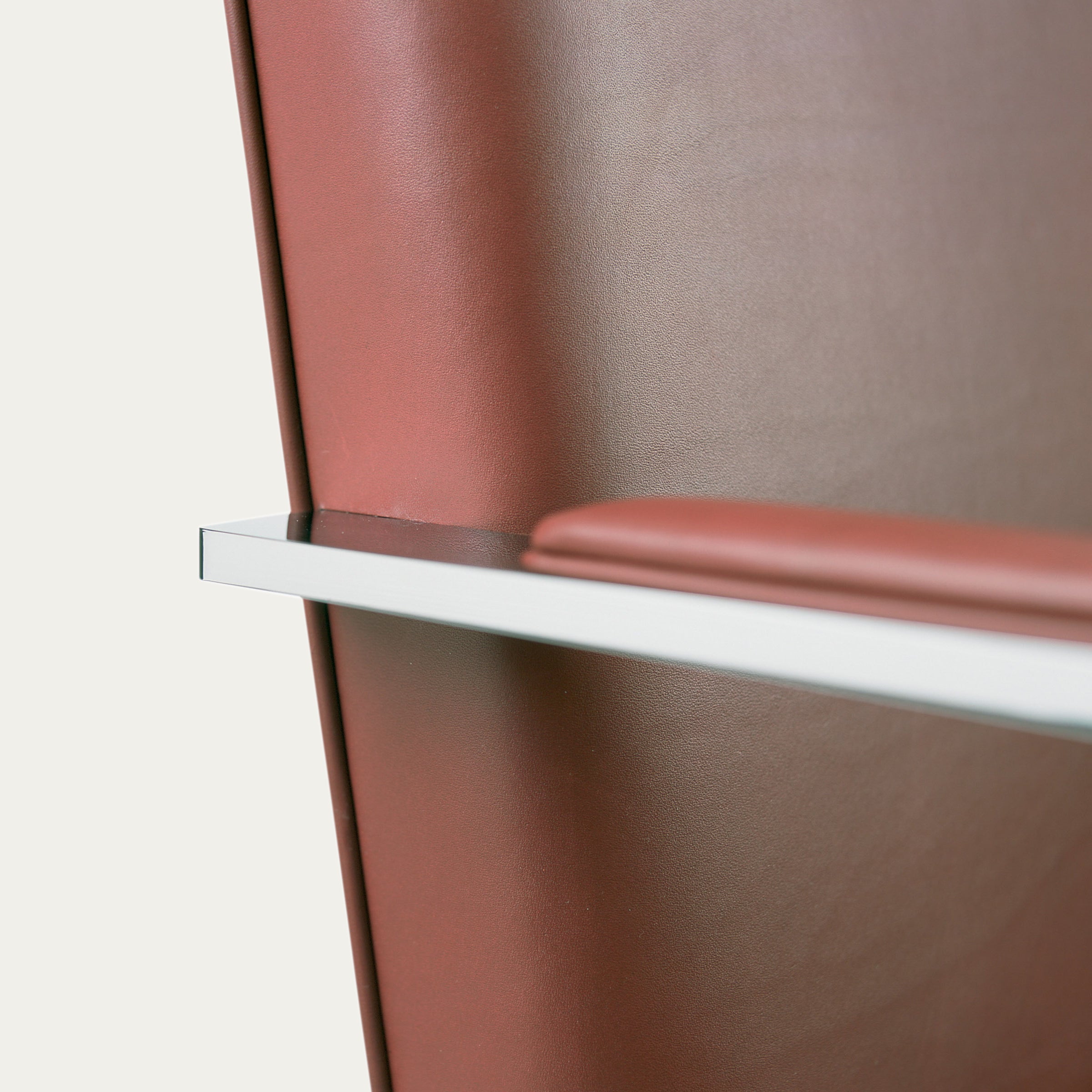 Detailaufnahme der Armlehne des Flat Bar Brno Freischwingers mit braunem Lederbezug und verchromtem Flachstahl