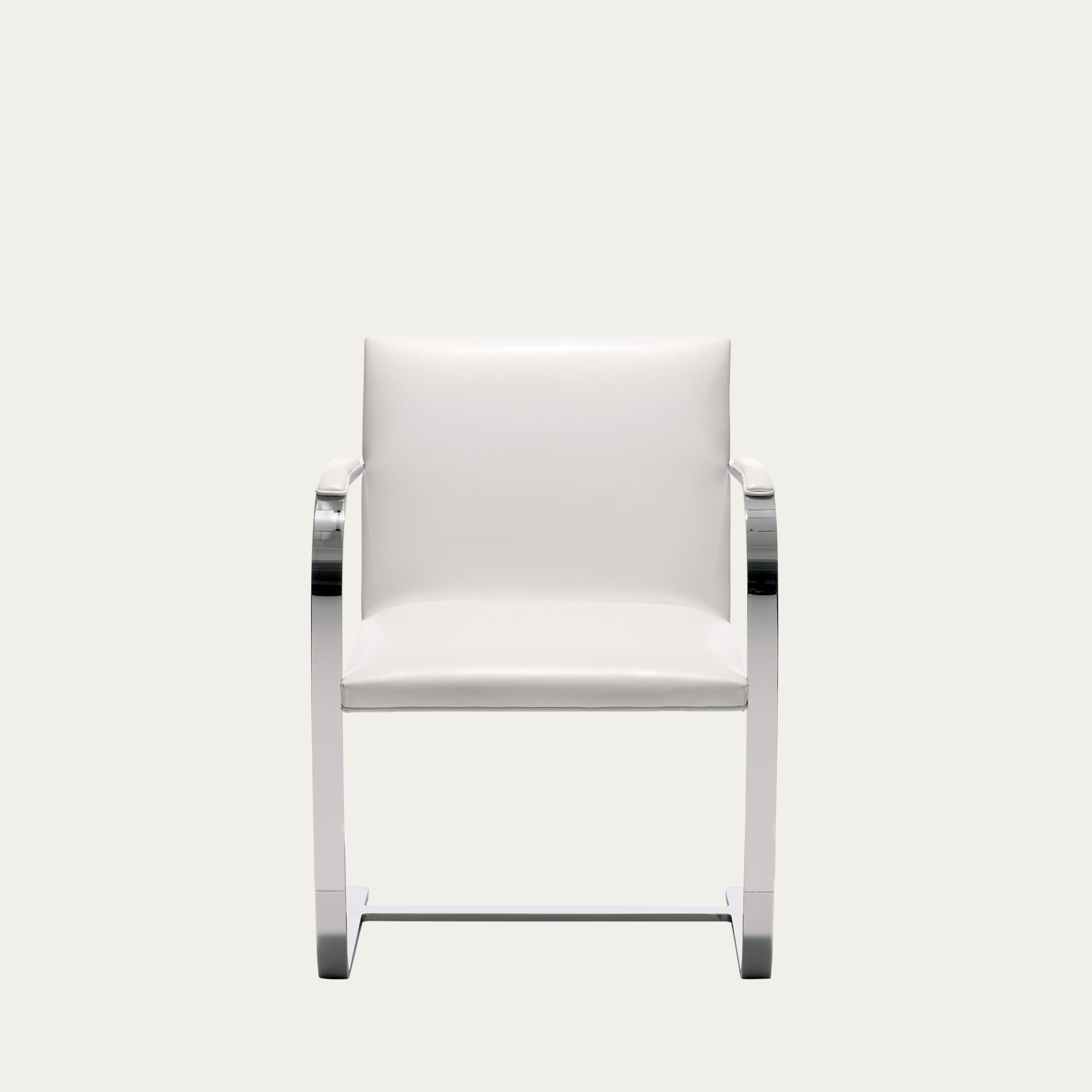 Frontansicht des Flat Bar Brno Freischwingers mit weißem Leder und verchromtem Flachstahlgestell