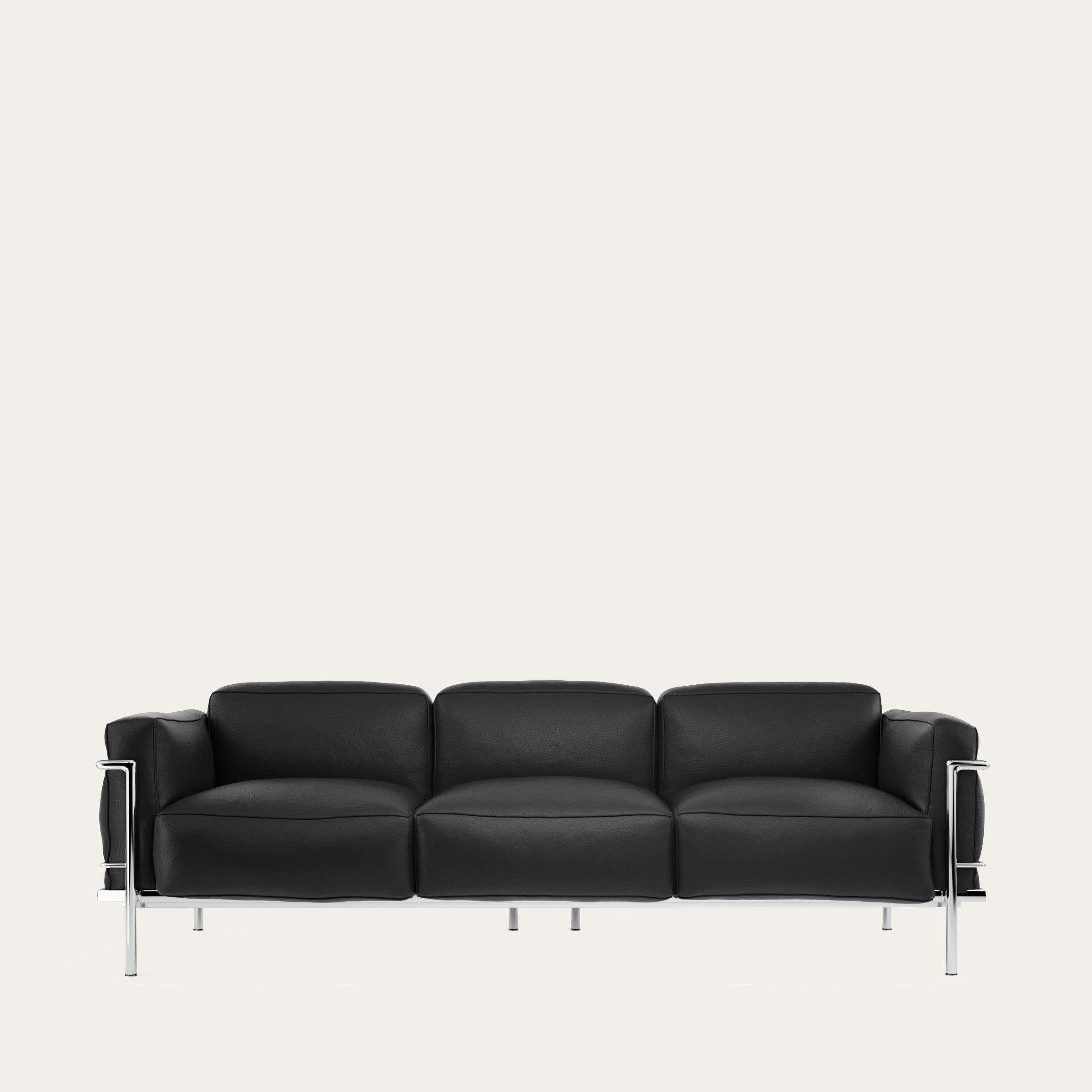 Frontalaufnahme des Grand Confort 3-Sitzer Sofas von Le Corbusier, schwarzes Leder mit verchromtem Stahlgestell