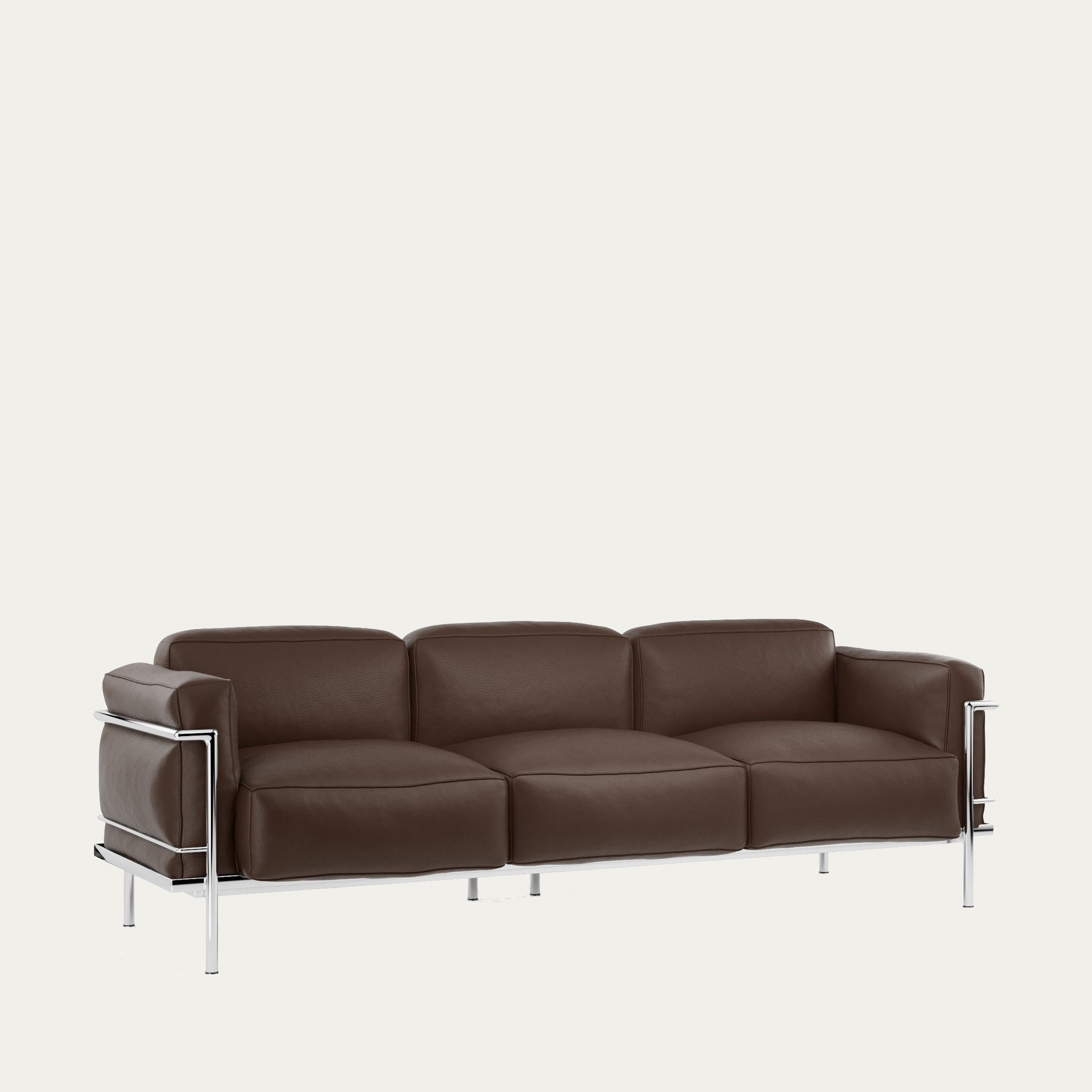 Frontansicht des Grand Confort 3-Sitzer Sofas von Le Corbusier, dunkelbraunes Leder mit verchromtem Stahlrahmen