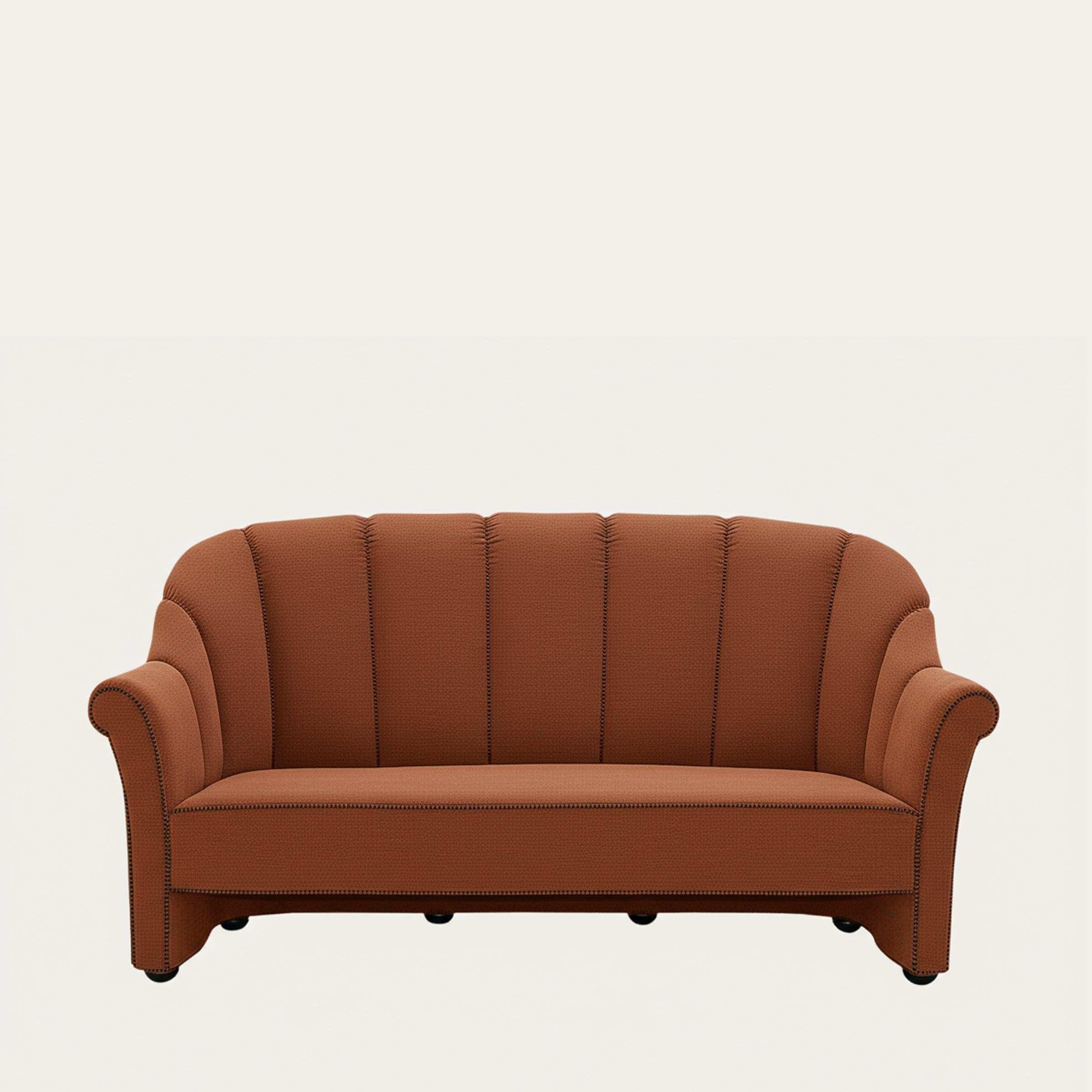 Frontansicht des Haus Koller 3-Sitzer Sofas von Josef Hoffmann in terrakottafarbenem Stoff mit geschwungenen Armlehnen und vertikaler Steppung