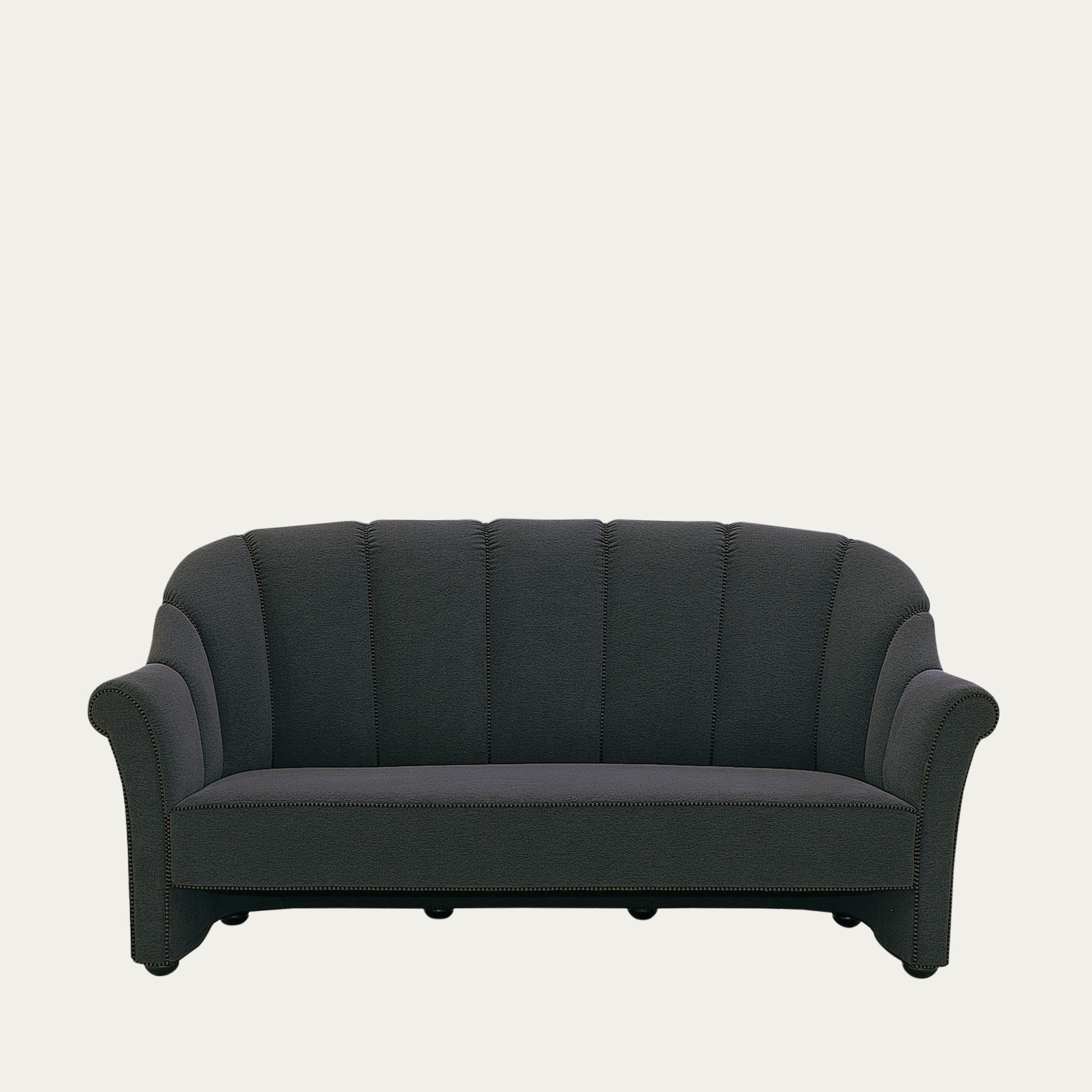 Frontansicht des Haus Koller 3-Sitzer Sofas von Josef Hoffmann in dunklem Stoff mit geschwungenen Armlehnen und vertikaler Polsterung