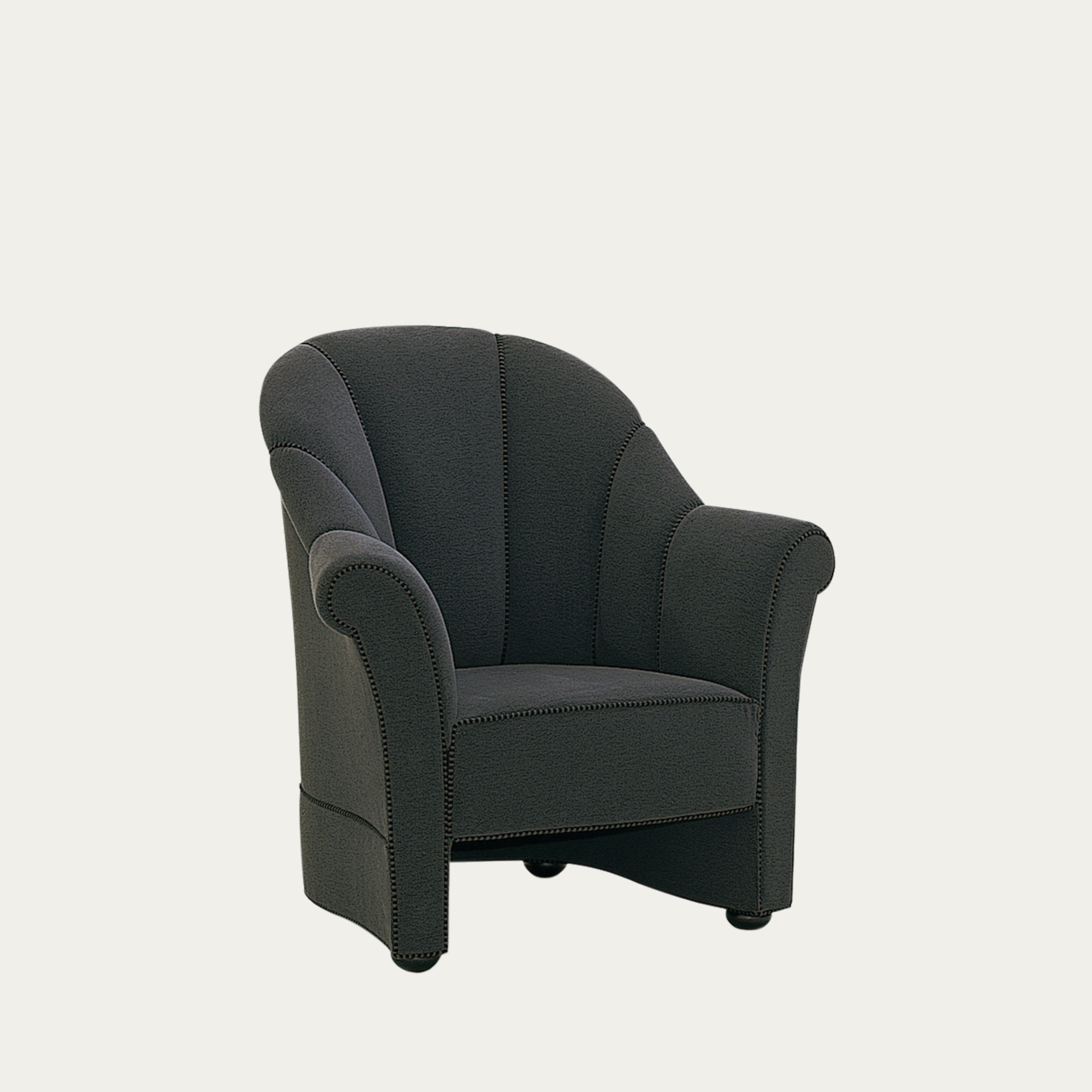 Vorderansicht des Haus Koller Sessels von Josef Hoffmann, dunkelgrauer Art-Déco-Polstersessel mit gerundeten Armlehnen