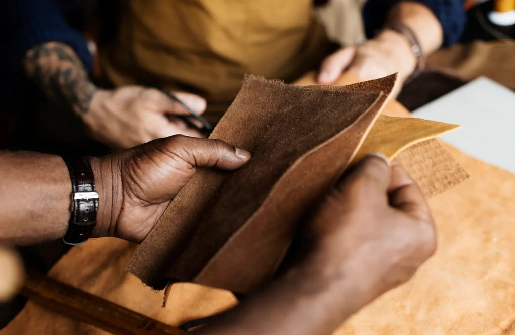 Handgefertigte Lederverarbeitung in italienischer Manufaktur – Auswahl und Prüfung hochwertiger Möbelleder für Designklassiker