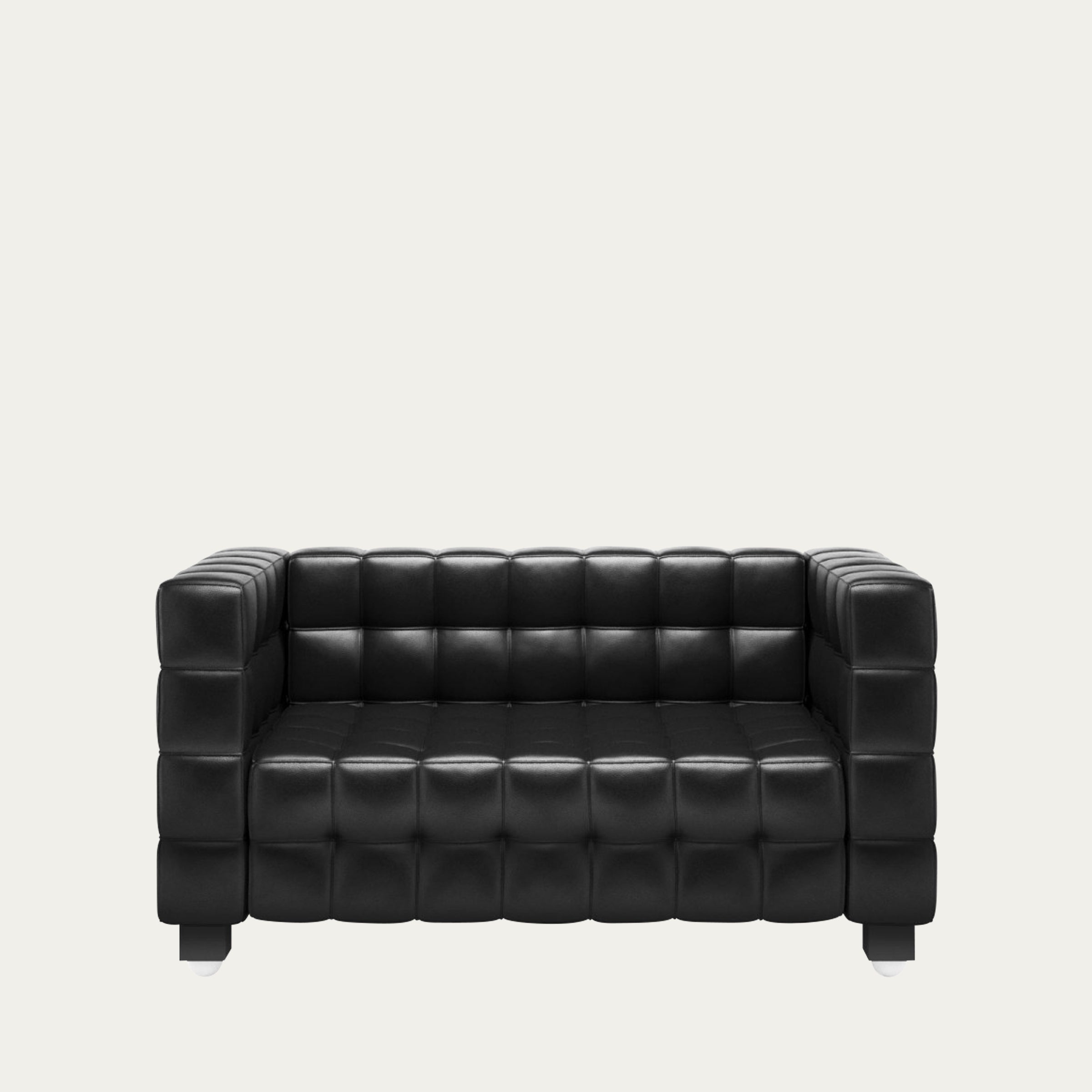 Frontansicht des Kubus 2-Sitzer Sofas von Josef Hoffmann, gepolstert in schwarzem Leder mit charakteristischer Würfelstruktu