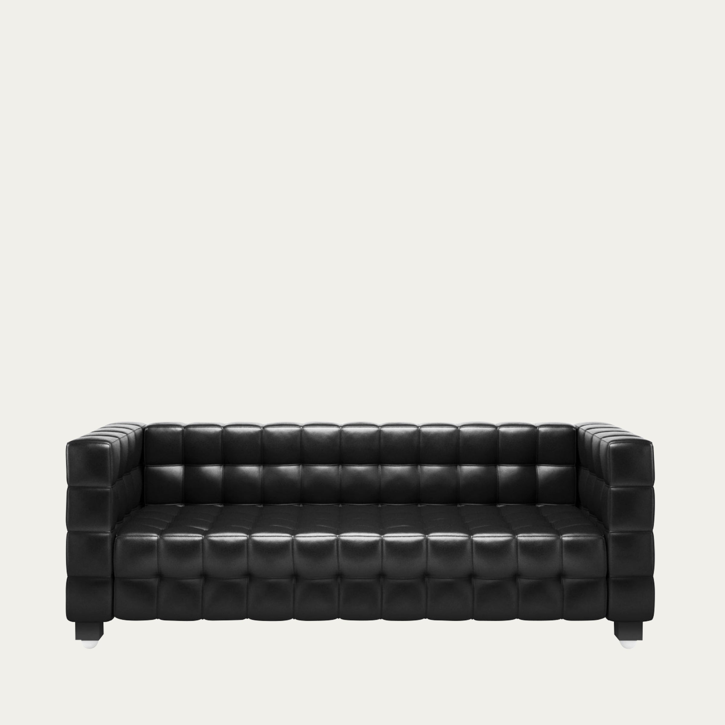 Frontansicht des Kubus 3-Sitzer Sofas von Josef Hoffmann – schwarz gepolstertes Ledersofa mit markanter Würfelsteppung