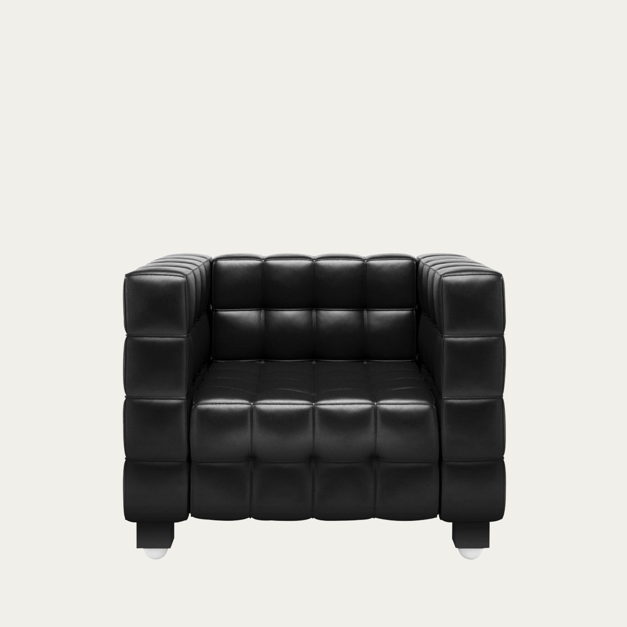 Frontalansicht eines schwarzen Kubus Sessels von Josef Hoffmann mit markanter quadratischer Steppung