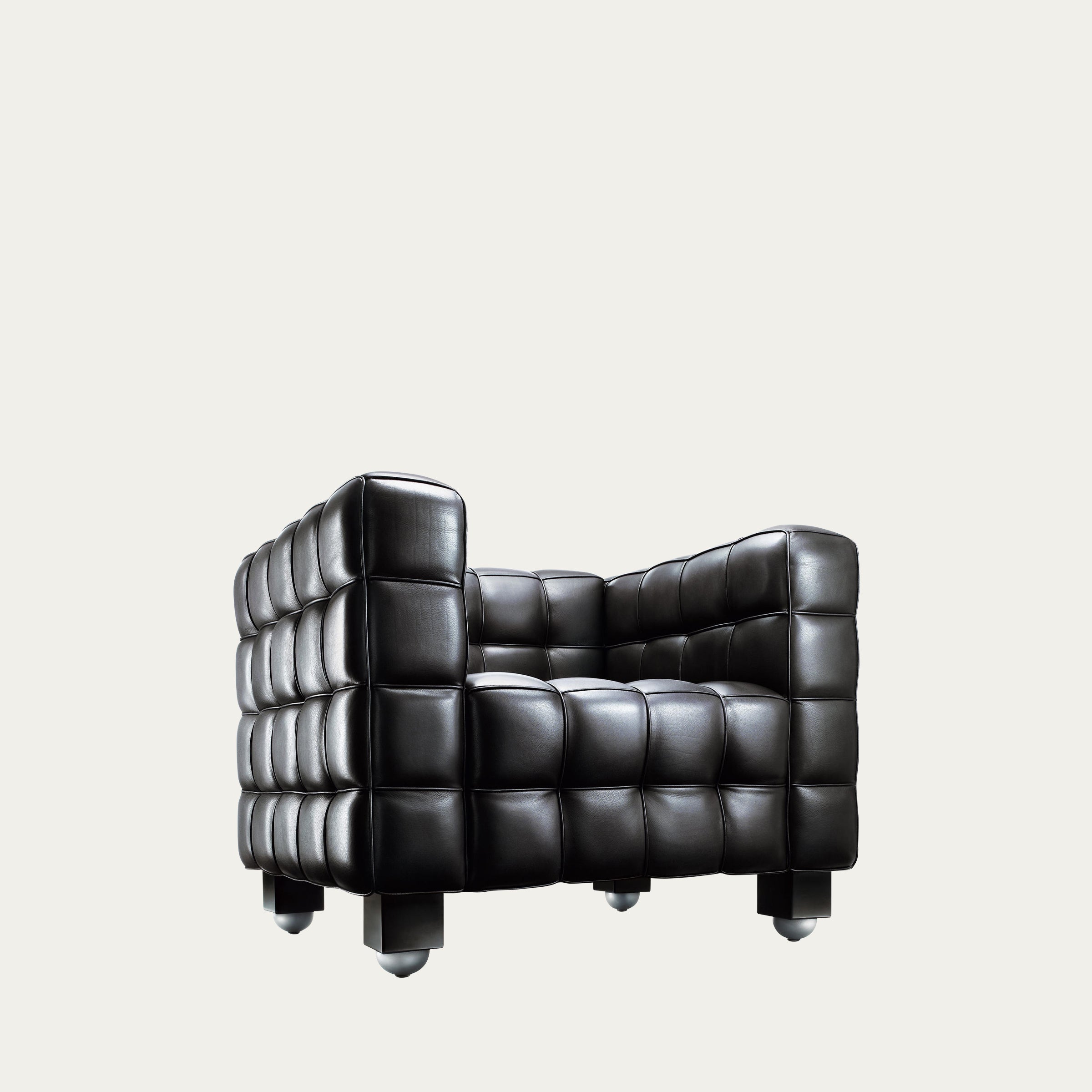 Schwarzer Kubus Sessel von Josef Hoffmann in schräge Perspektive, zeigt die tiefe quadratische Steppung