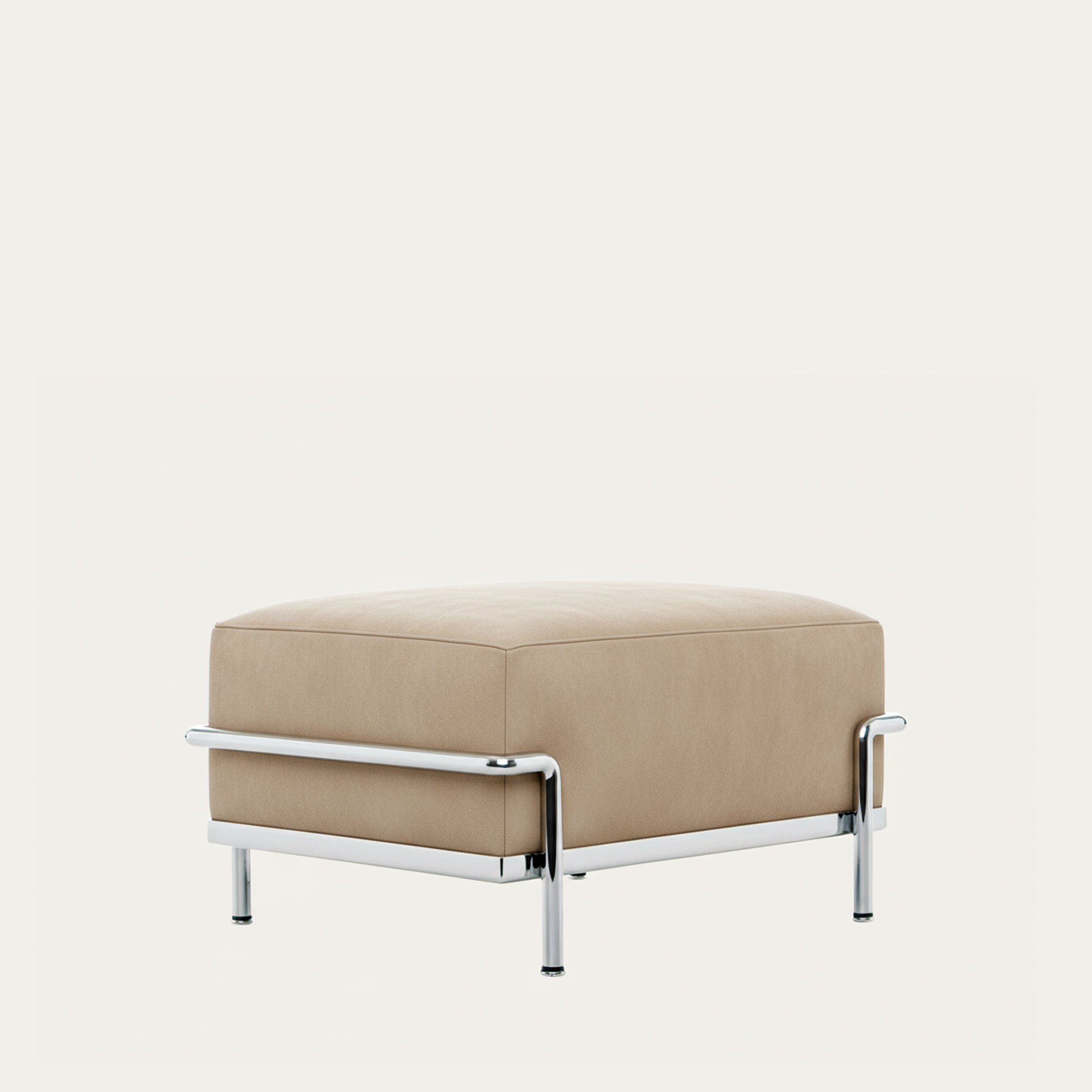 Beigefarbener LC2 Ottoman Petit Modèle von Le Corbusier – Lederhocker mit verchromtem Stahlrahmen, seitliche Perspektive