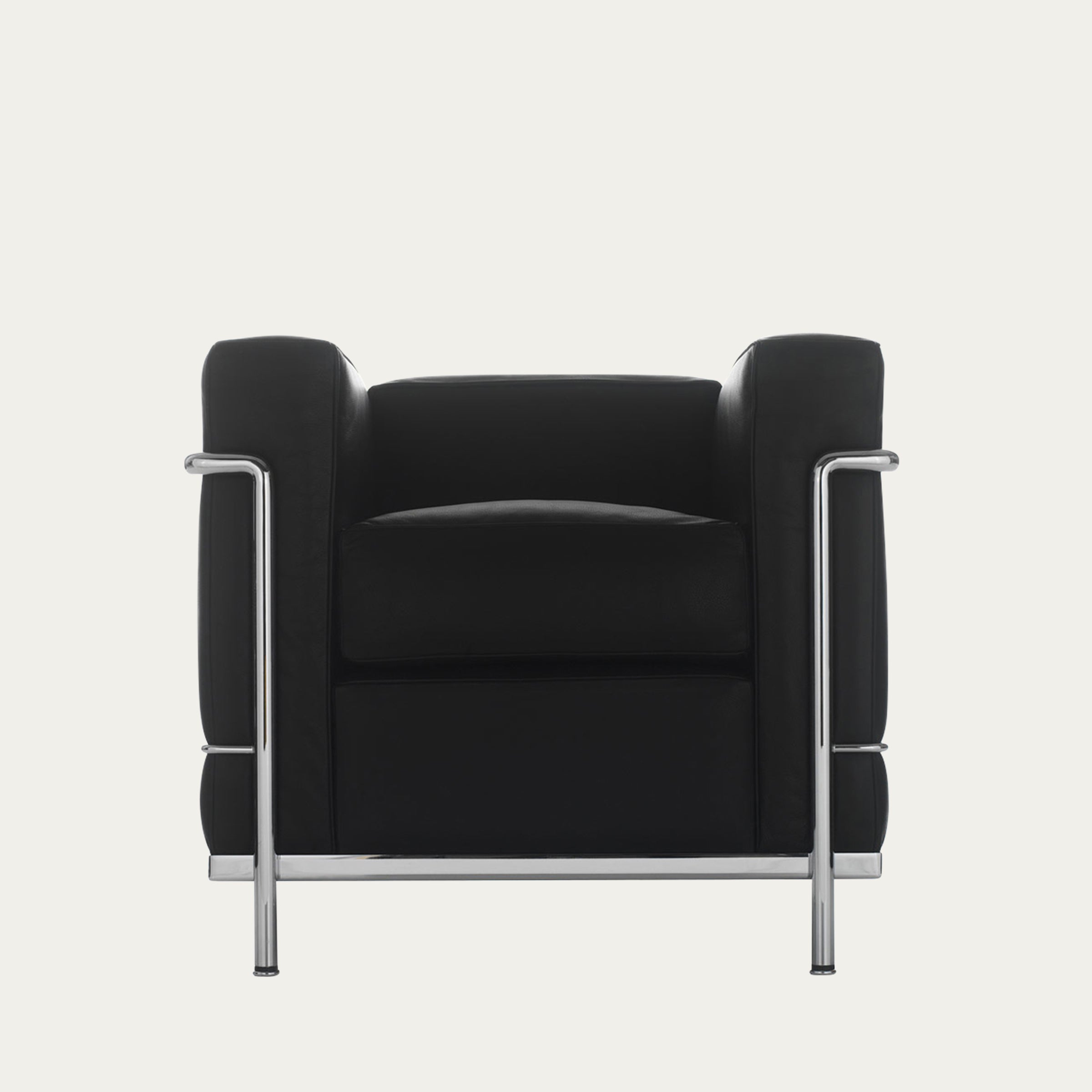 Frontansicht des LC2 Petit Modèle Sessels von Le Corbusier aus schwarzem Leder mit verchromtem Stahlrahmen