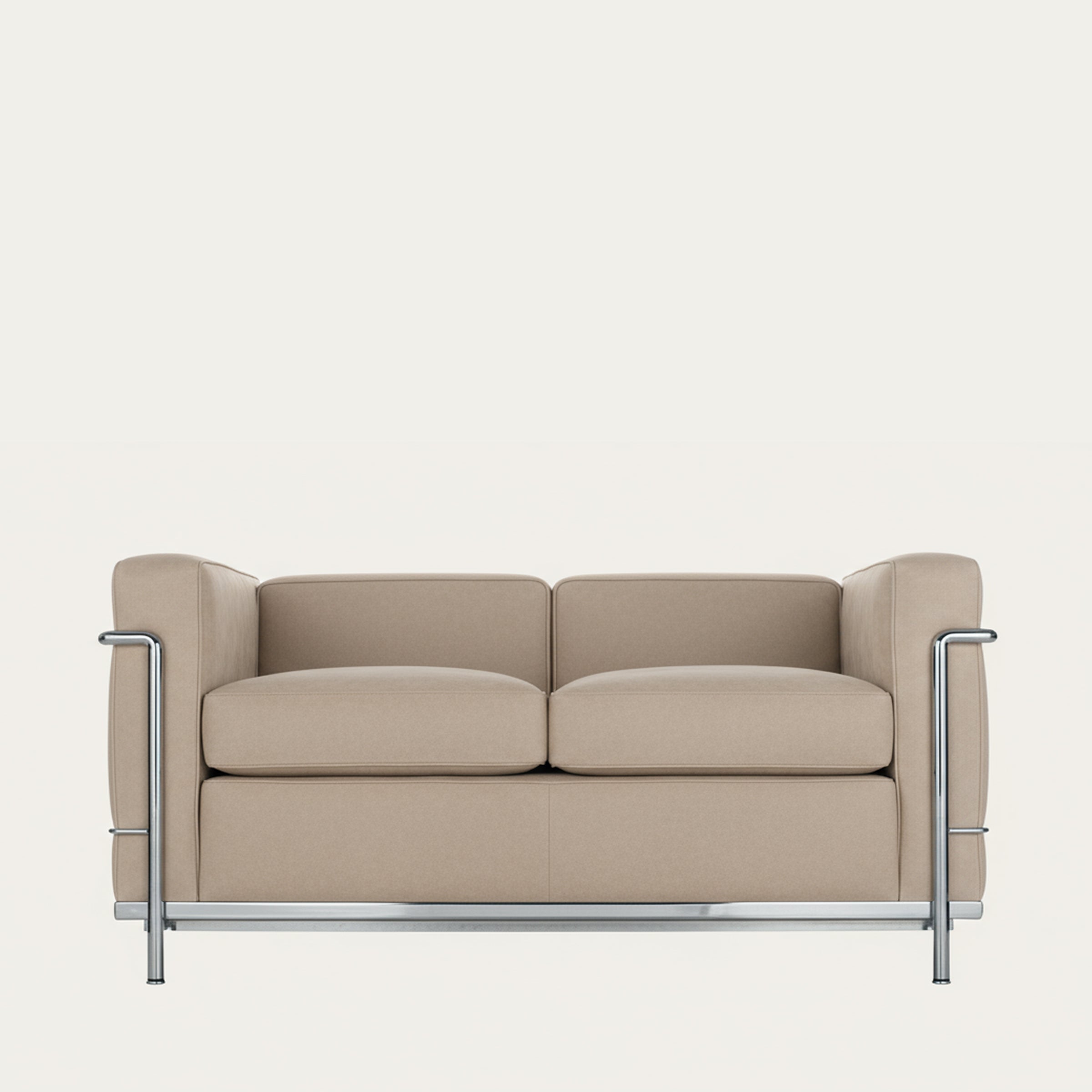 Frontansicht des LC2 Sofa Petit Modèle – Zweisitzer in Beige mit verchromtem Stahlrohrrahmen