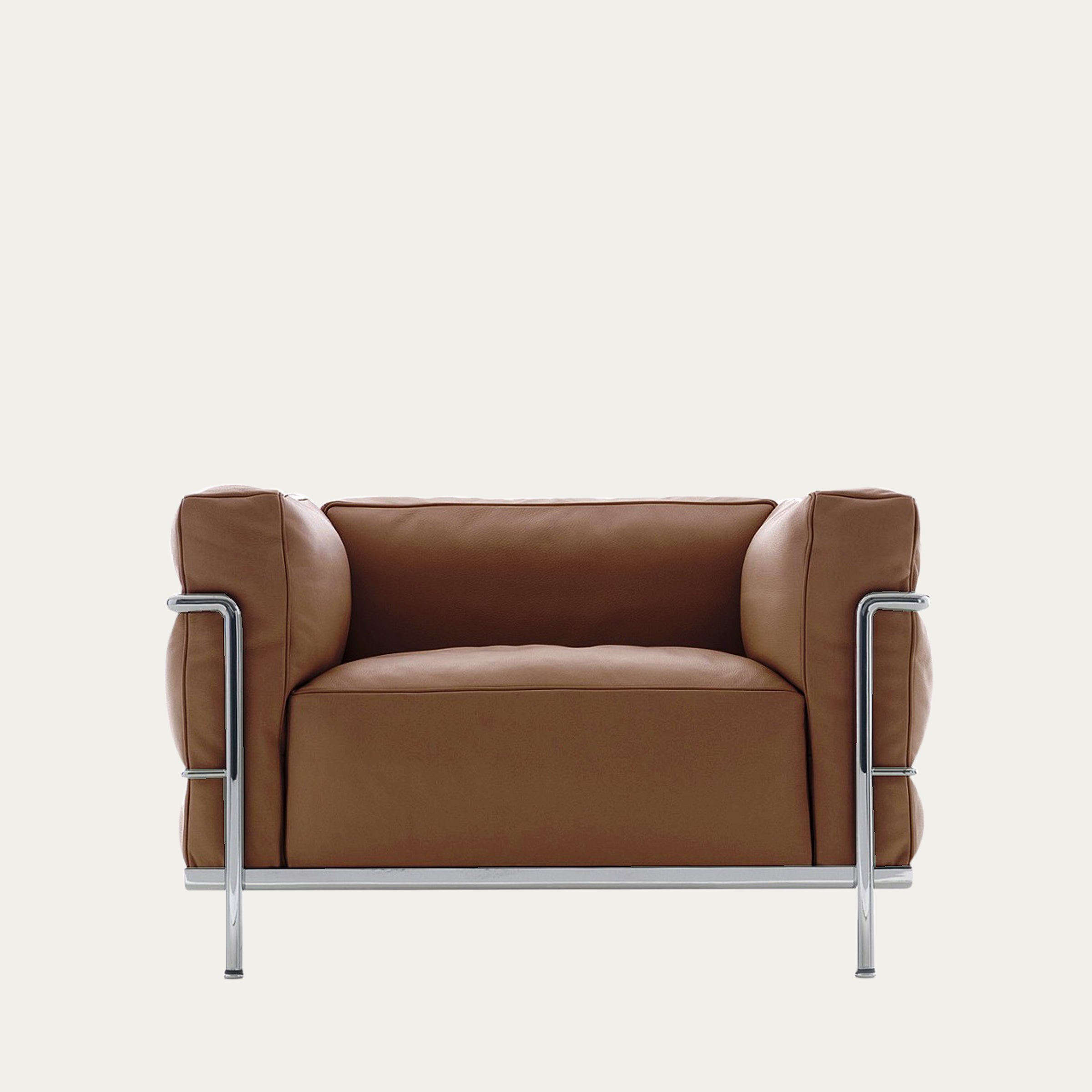 Cognacfarbener LC3 Sessel Grand Modèle von Le Corbusier, frontal aufgenommen mit verchromtem Stahlrahmen