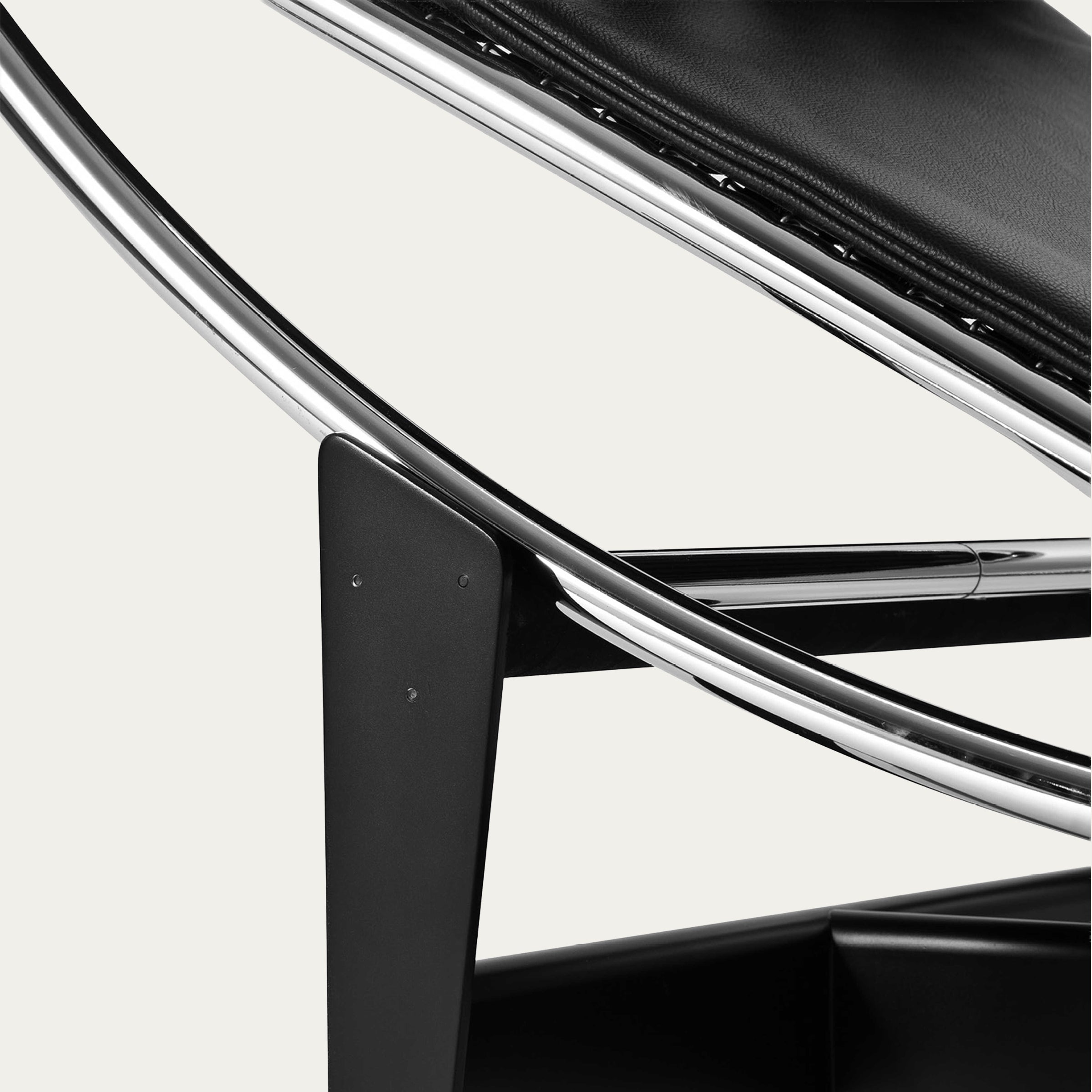 Nahaufnahme des verchromten Stahlrahmens und des schwarzen Untergestells der LC4 Chaise Longue