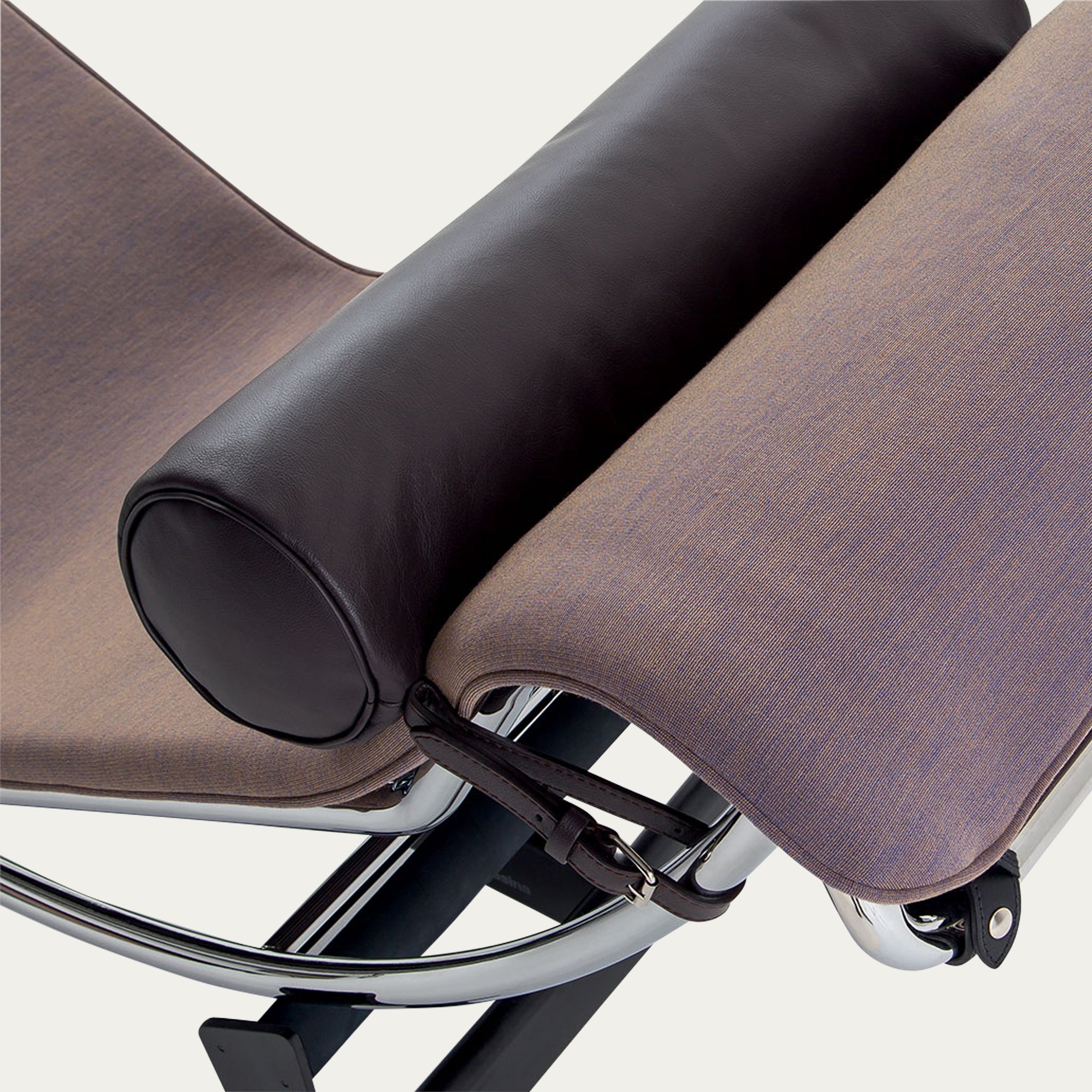 Detailaufnahme der LC4 Chaise Longue von Le Corbusier – Nackenrolle aus Leder und stoffbezogene Liegefläche