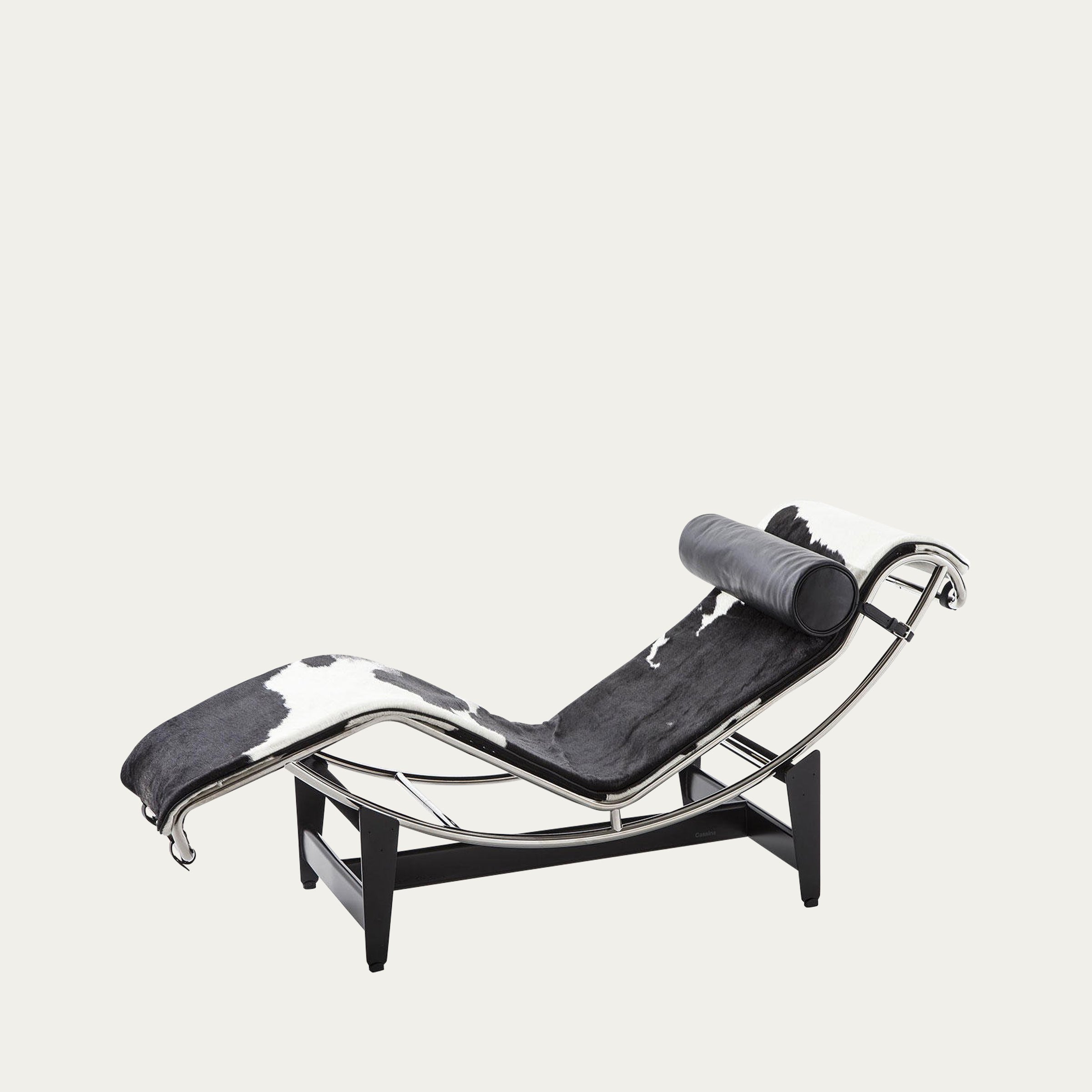 Seitenansicht der LC4 Liege von Le Corbusier mit schwarz-weißem Kuhfell und verstellbarem Gestell