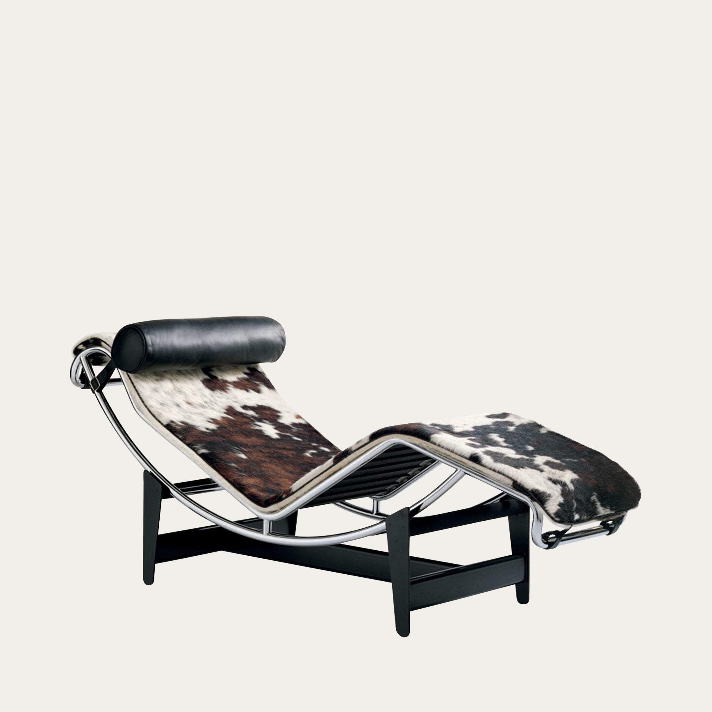 LC4 Chaise Longue von Le Corbusier – seitliche Profilansicht des Modells mit braun-weißem Kuhfell