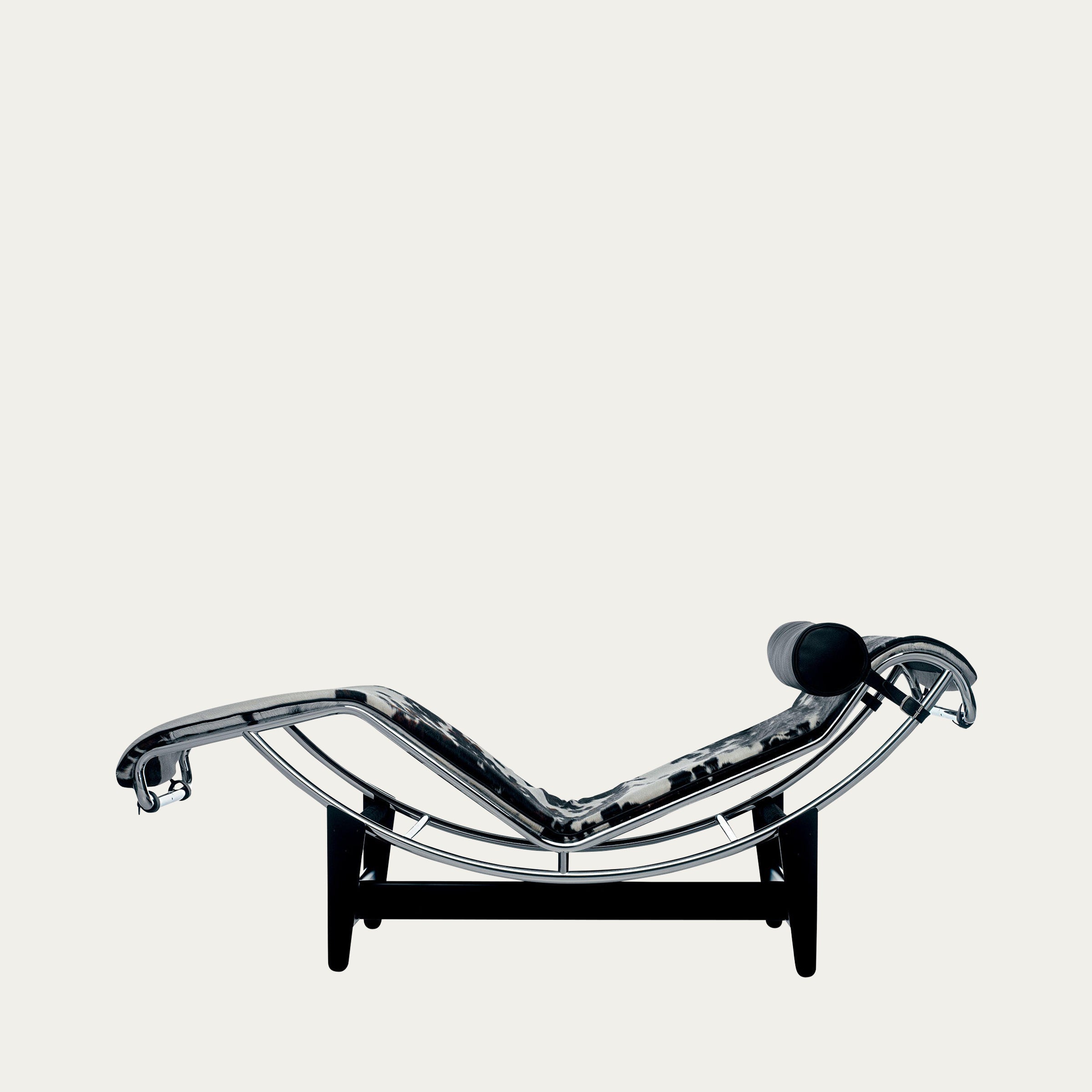 LC4 Chaise Longue von Le Corbusier – Liege mit dunklem, schwarz gemustertem Kuhfell und verstellbarem Gestell