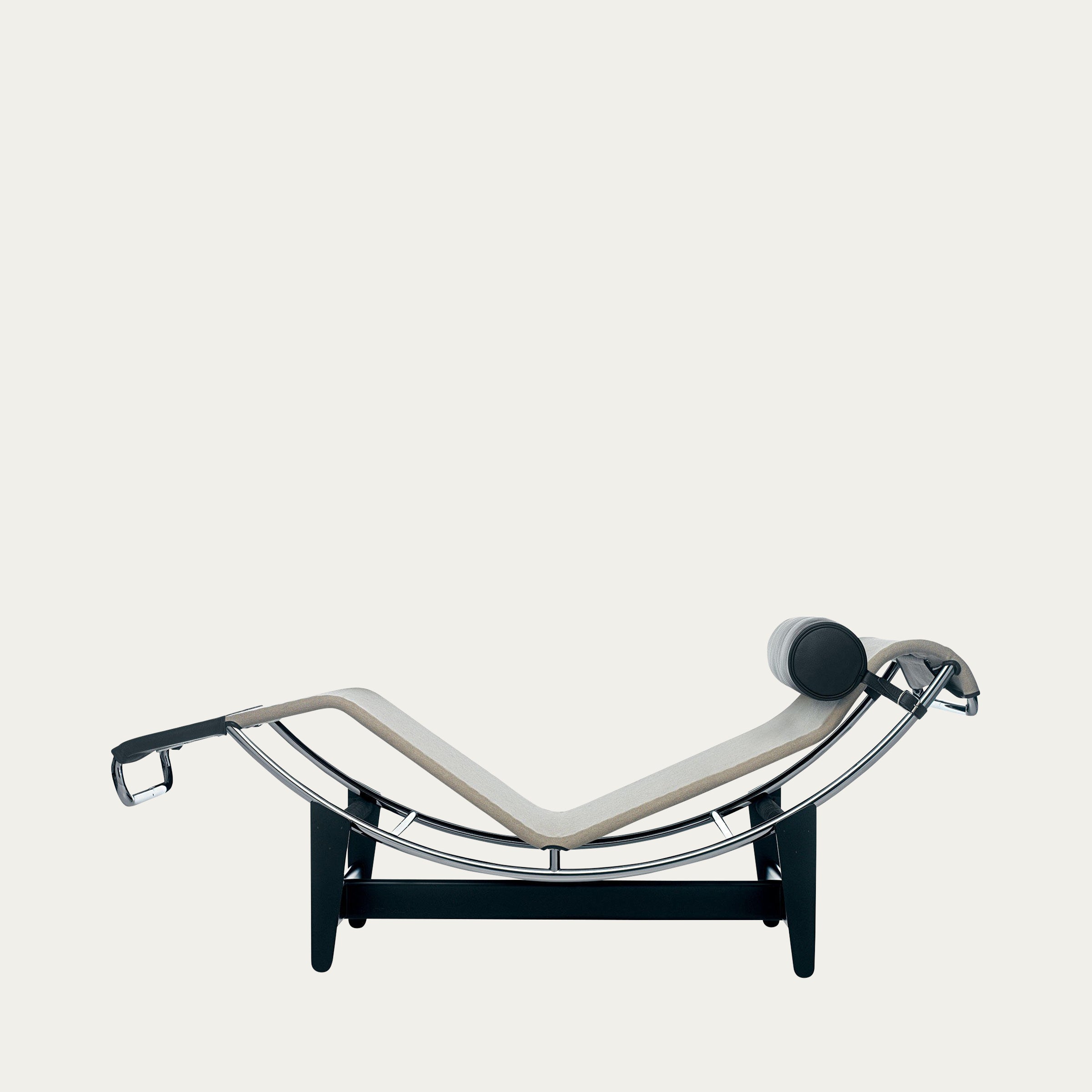 Seitliche Ansicht der LC4 Chaise Longue von Le Corbusier mit hellem Canvas-Bezug und verstellbarem Kopfpolster
