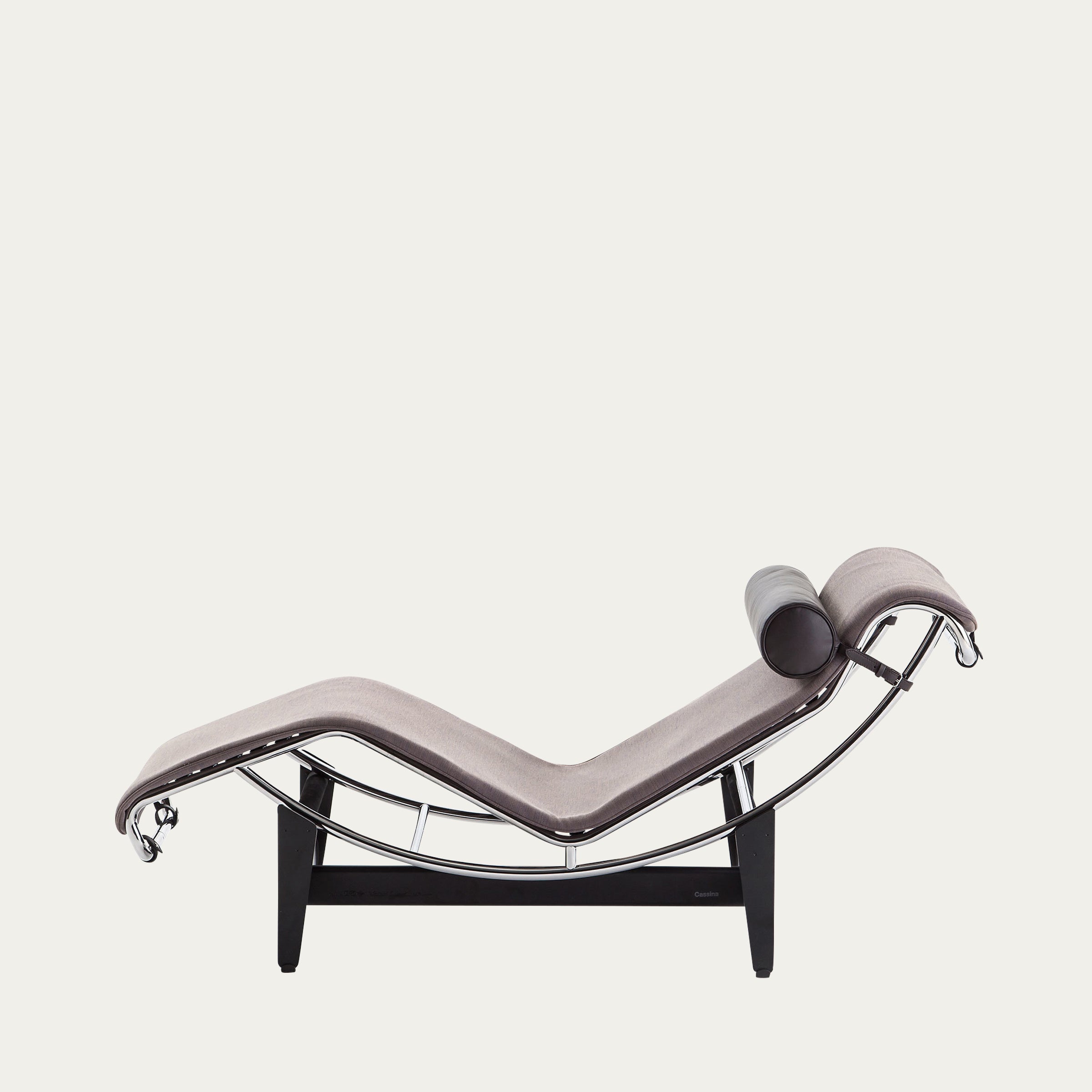 LC4 Chaise Longue von Le Corbusier – niedrige Profilansicht der verstellbaren Liege mit Stahlrohrrahmen