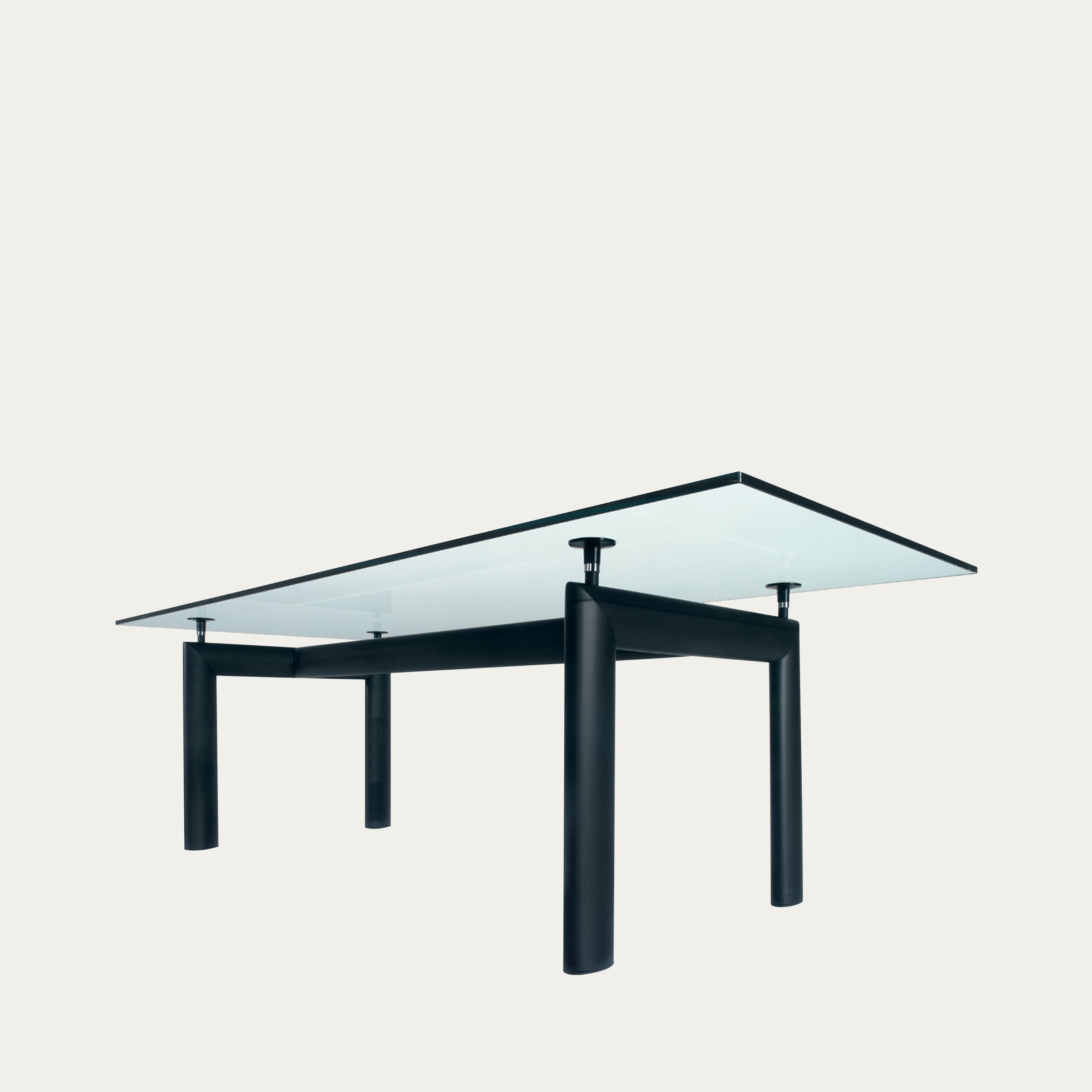 Seitliche Perspektive des LC6 Table Tube d’Avion von Le Corbusier – transparente Glasplatte auf schwarzem Stahlrahmen, ikonisches Bauhaus-Design von 1929