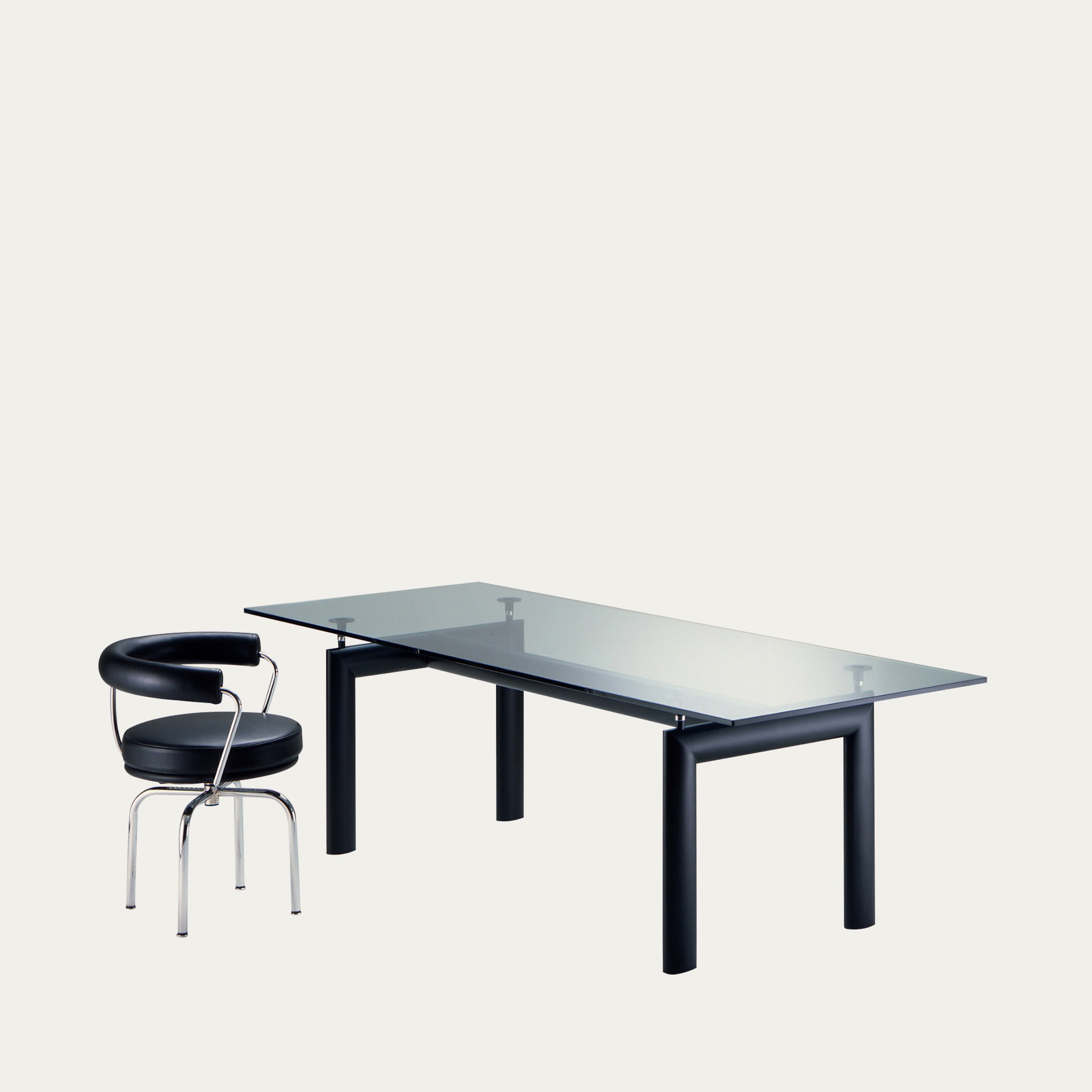 LC6 Tisch mit transparenter Glasplatte und schwarzem Rundrohrgestell, leicht rechte perspektivische Ansicht