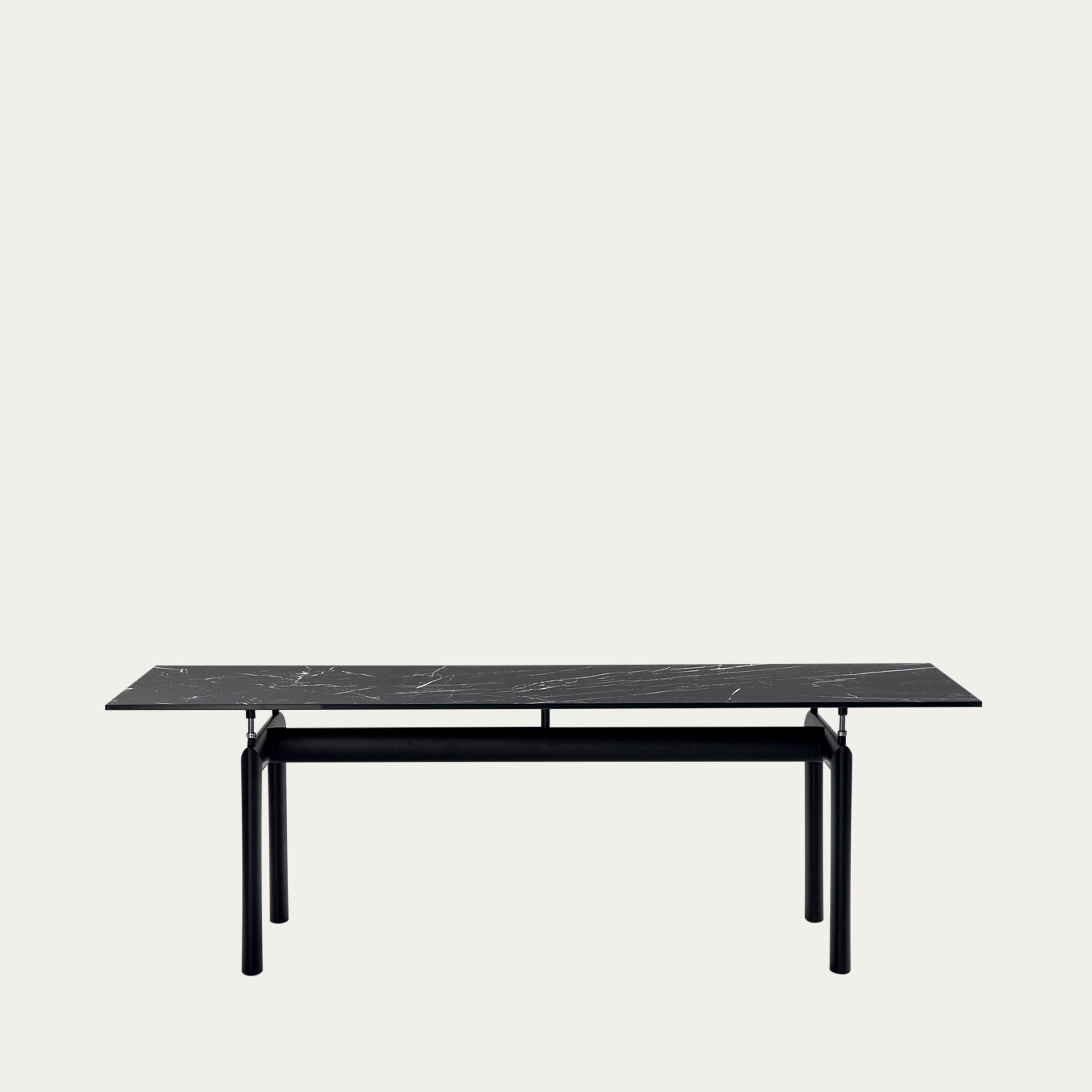 LC6 Tisch mit schwarz gemaserter Marmorplatte und schwarzem Rundrohrgestell in frontaler Ansicht
