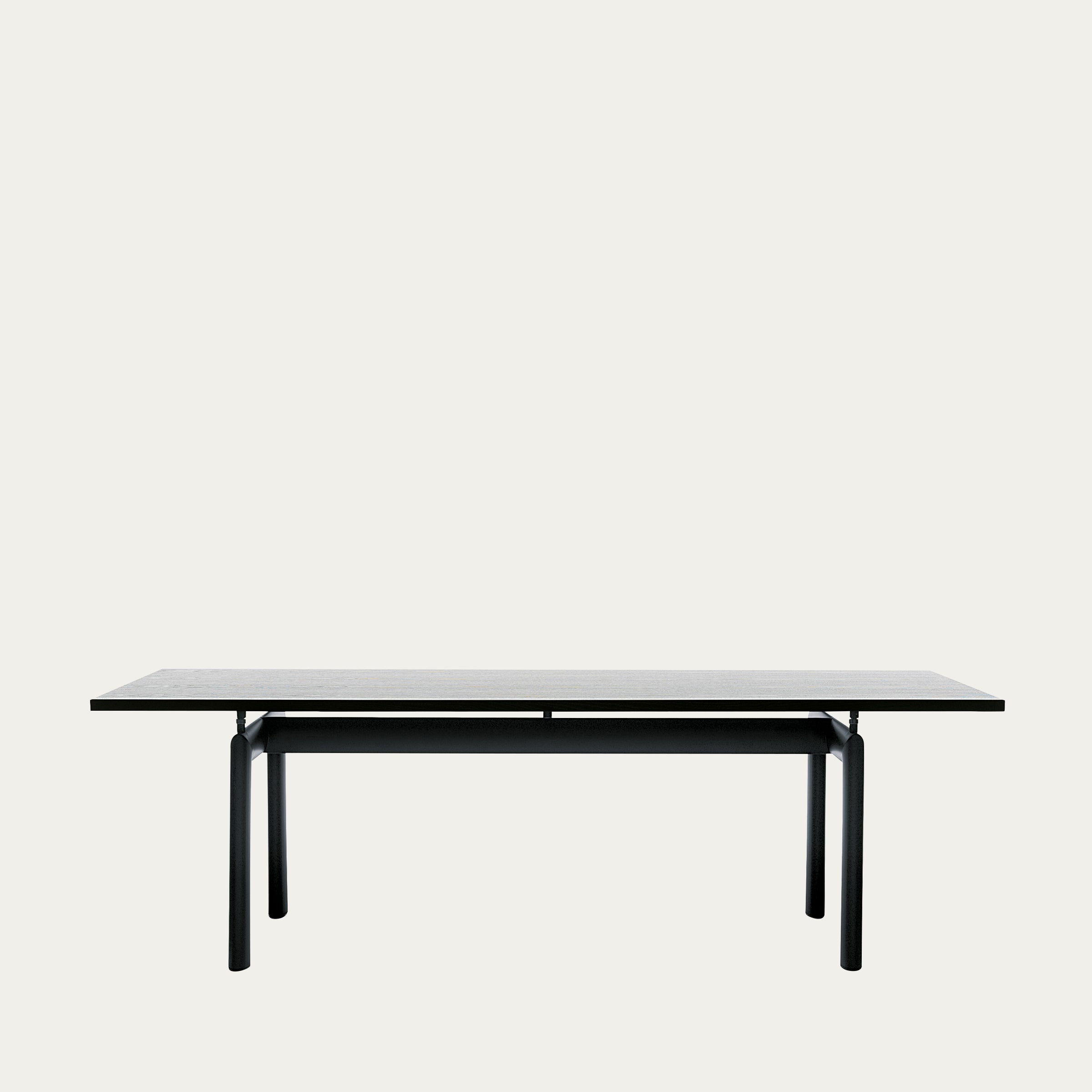 Frontansicht des LC6 Tischs mit heller Steinplatte und schwarzem Rundrohrgestell