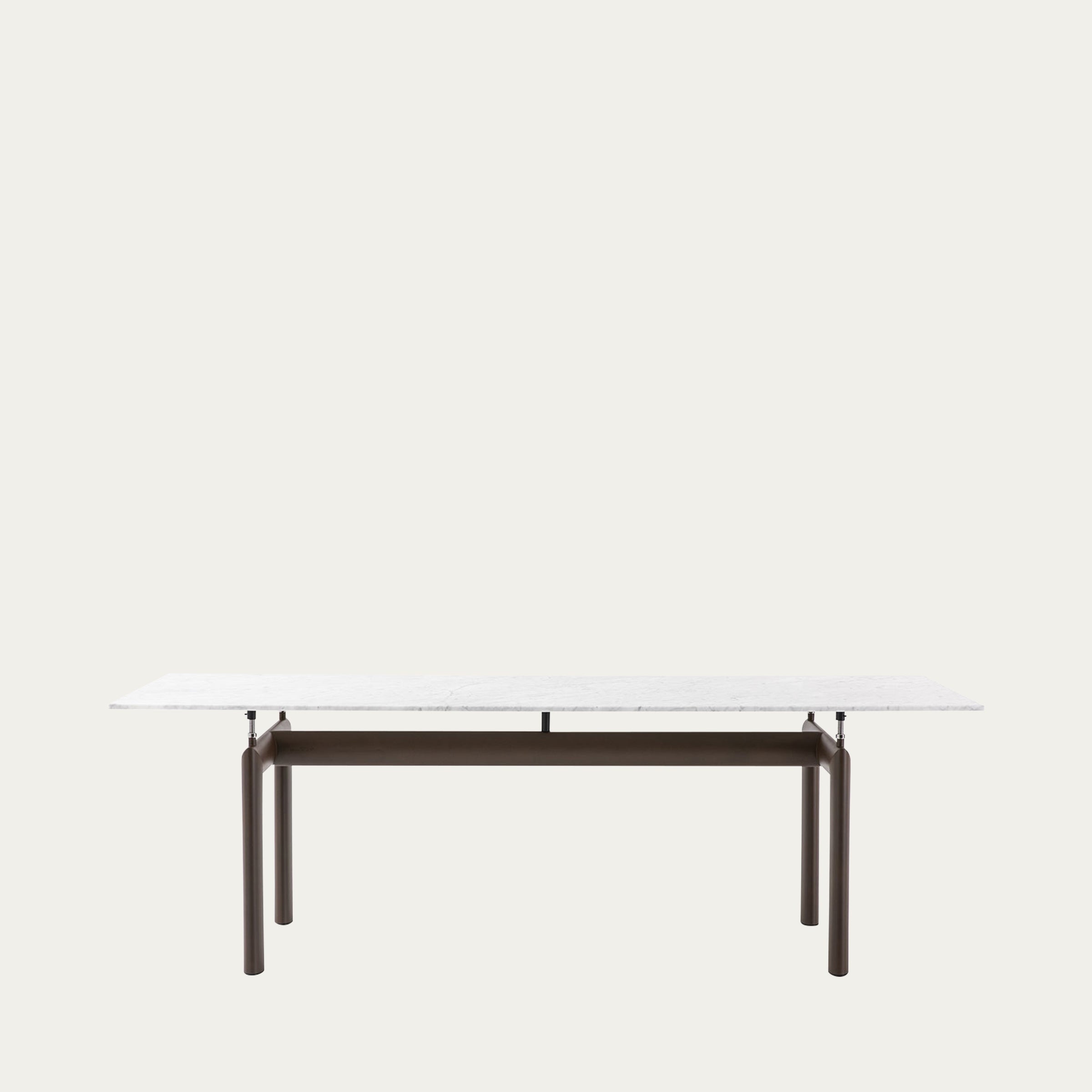 Frontale Ansicht des LC6 Tischs mit weißer Marmorplatte und braunem Rundrohrgestell