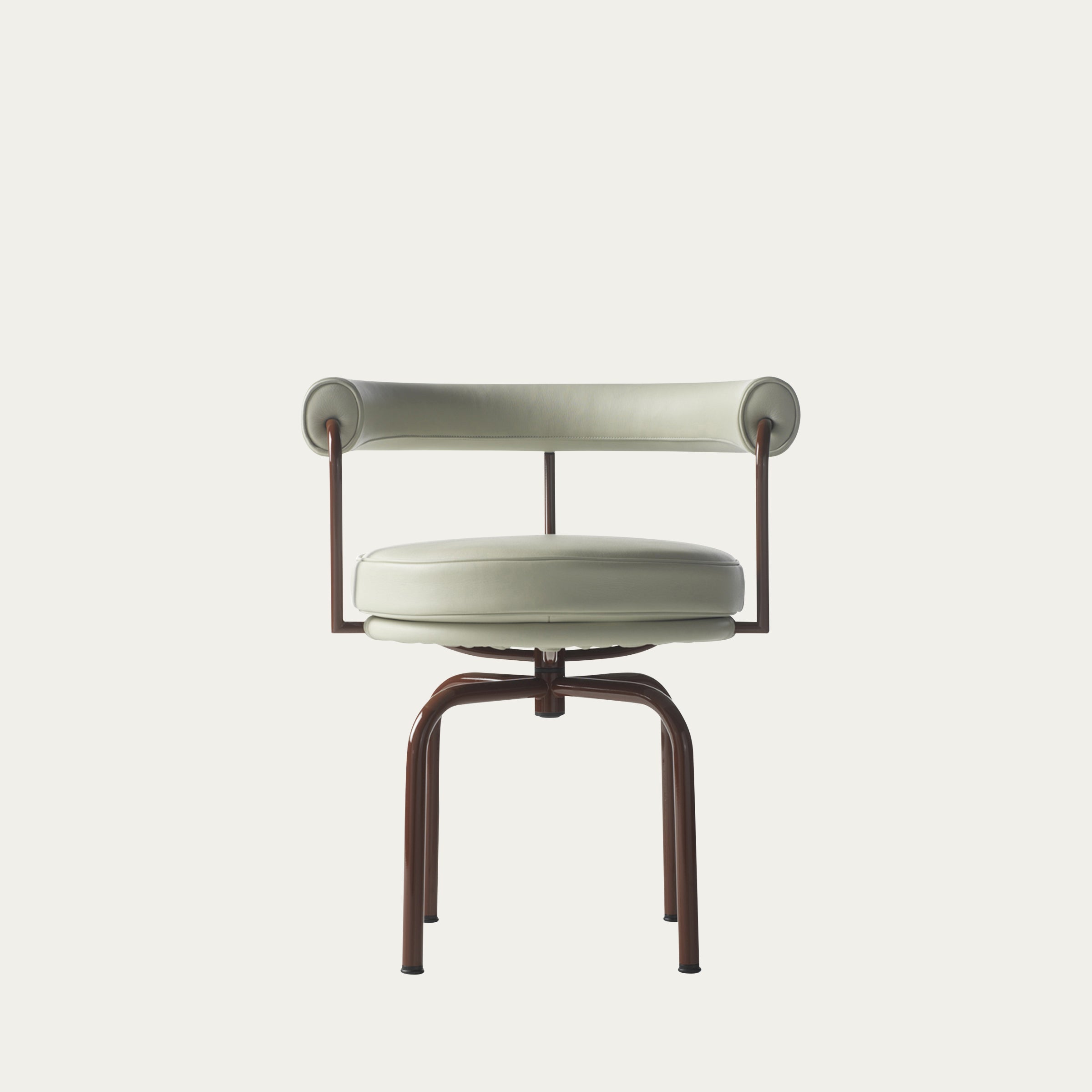 Frontalansicht des LC7 Drehstuhls Fauteuil Tournant von Le Corbusier, cremefarbenes Lederpolster und braunes Stahlrohrgestell