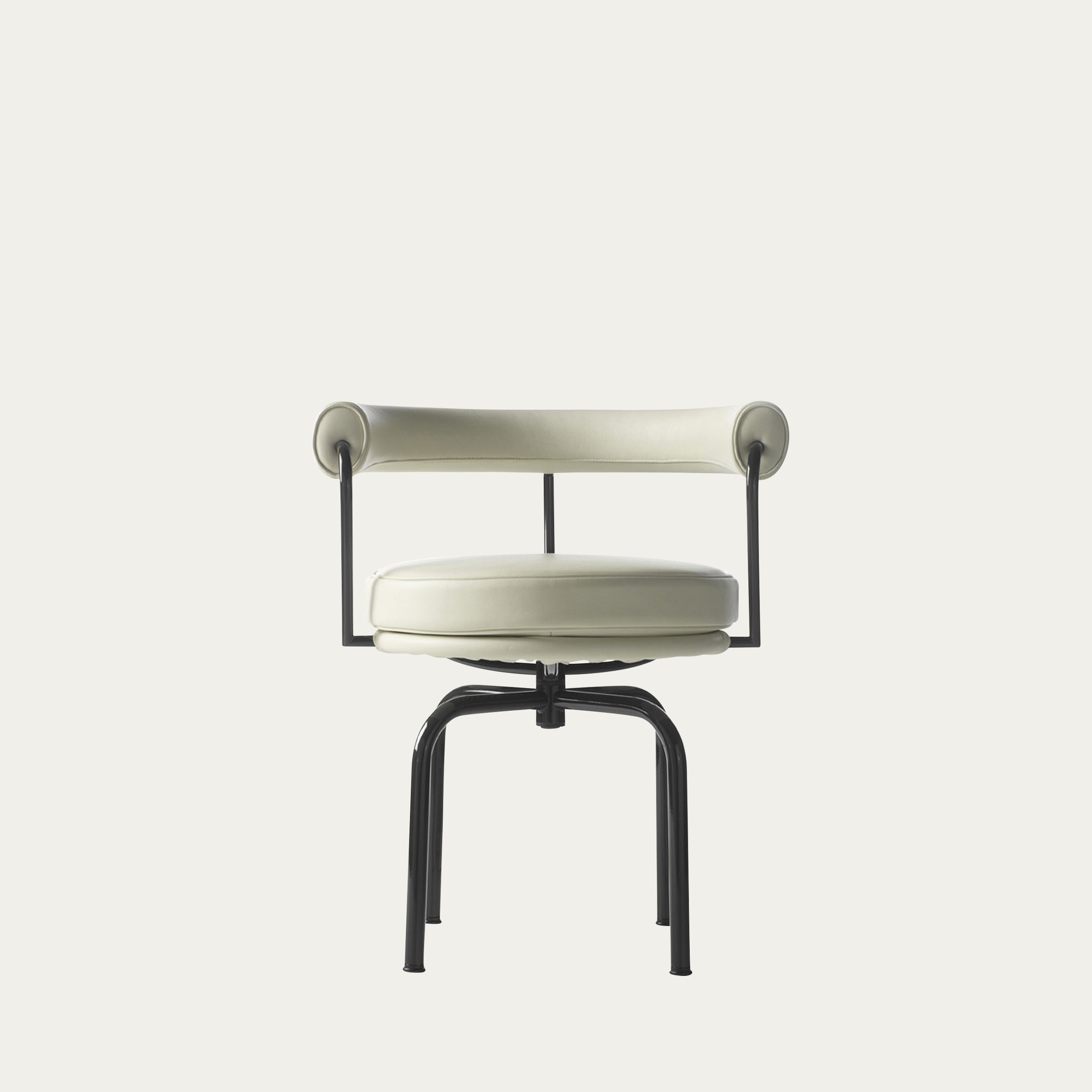 Frontalansicht des LC7 Drehstuhls Fauteuil Tournant von Le Corbusier, cremefarbenes Lederpolster und schwarzes Stahlrohrgestell