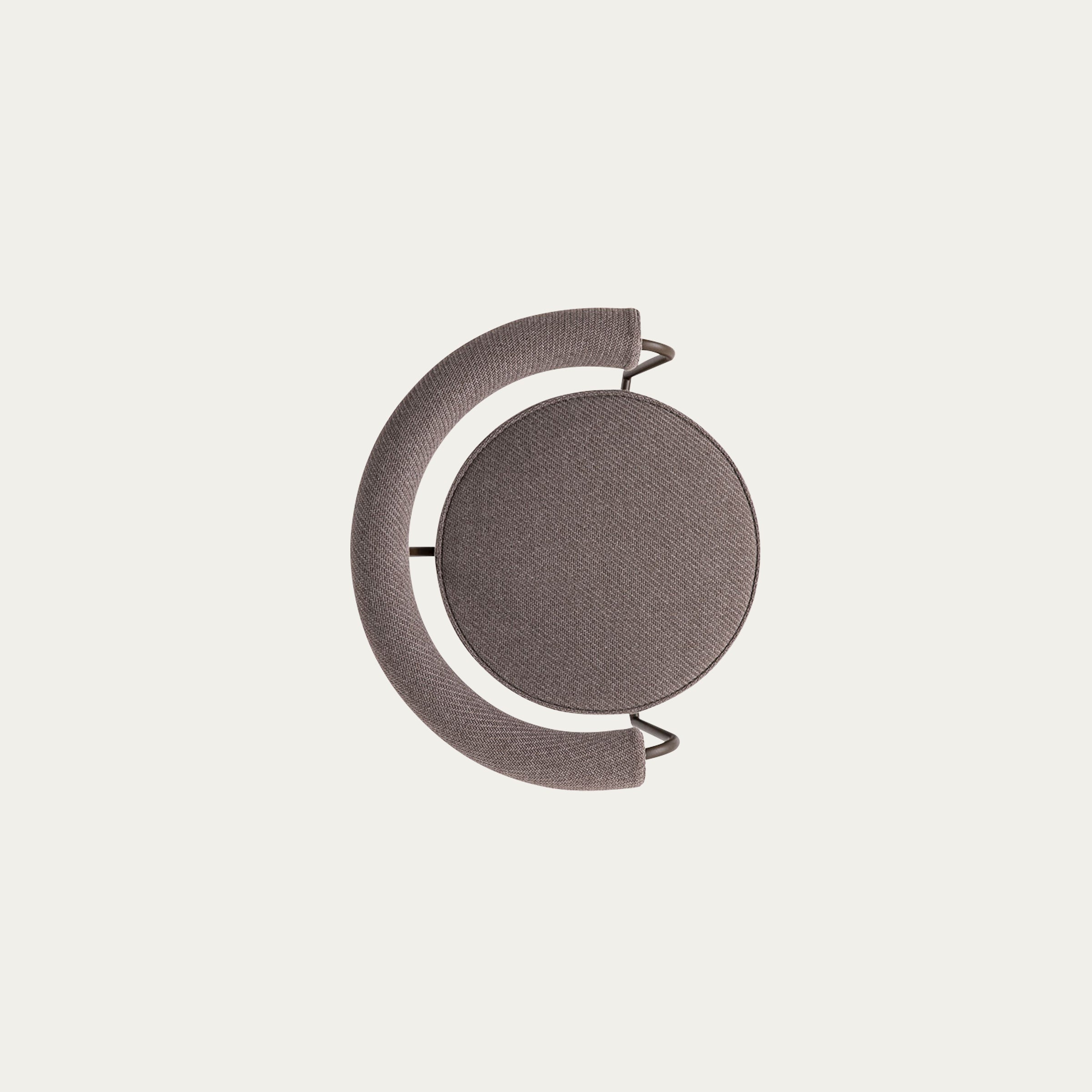 Obere Draufsicht des LC7 Drehstuhls Fauteuil Tournant von Le Corbusier in grauem Stoff mit halbrunder Rückenrolle