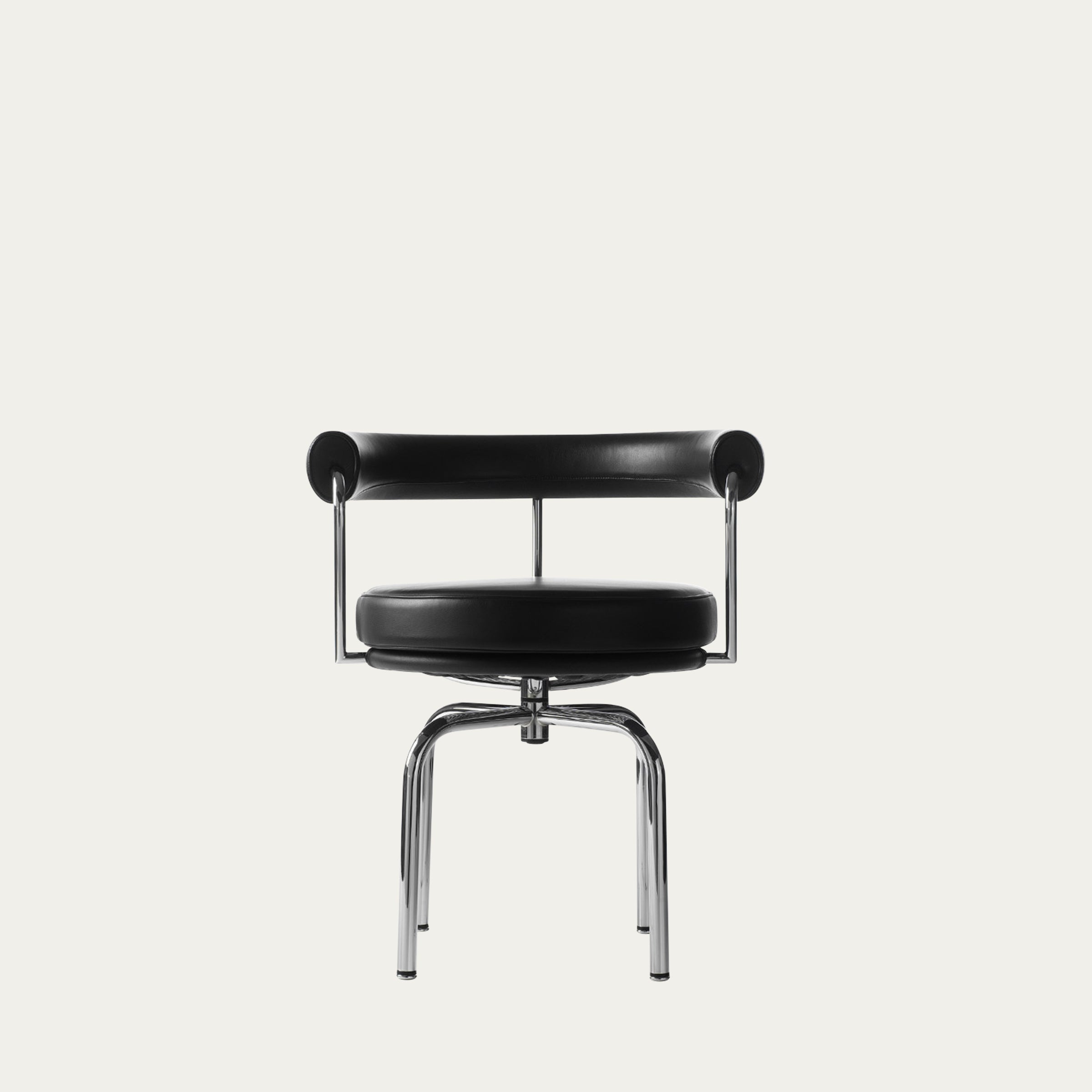 Frontansicht des LC7 Drehstuhls Fauteuil Tournant von Le Corbusier in schwarzem Leder mit verchromtem Untergestell