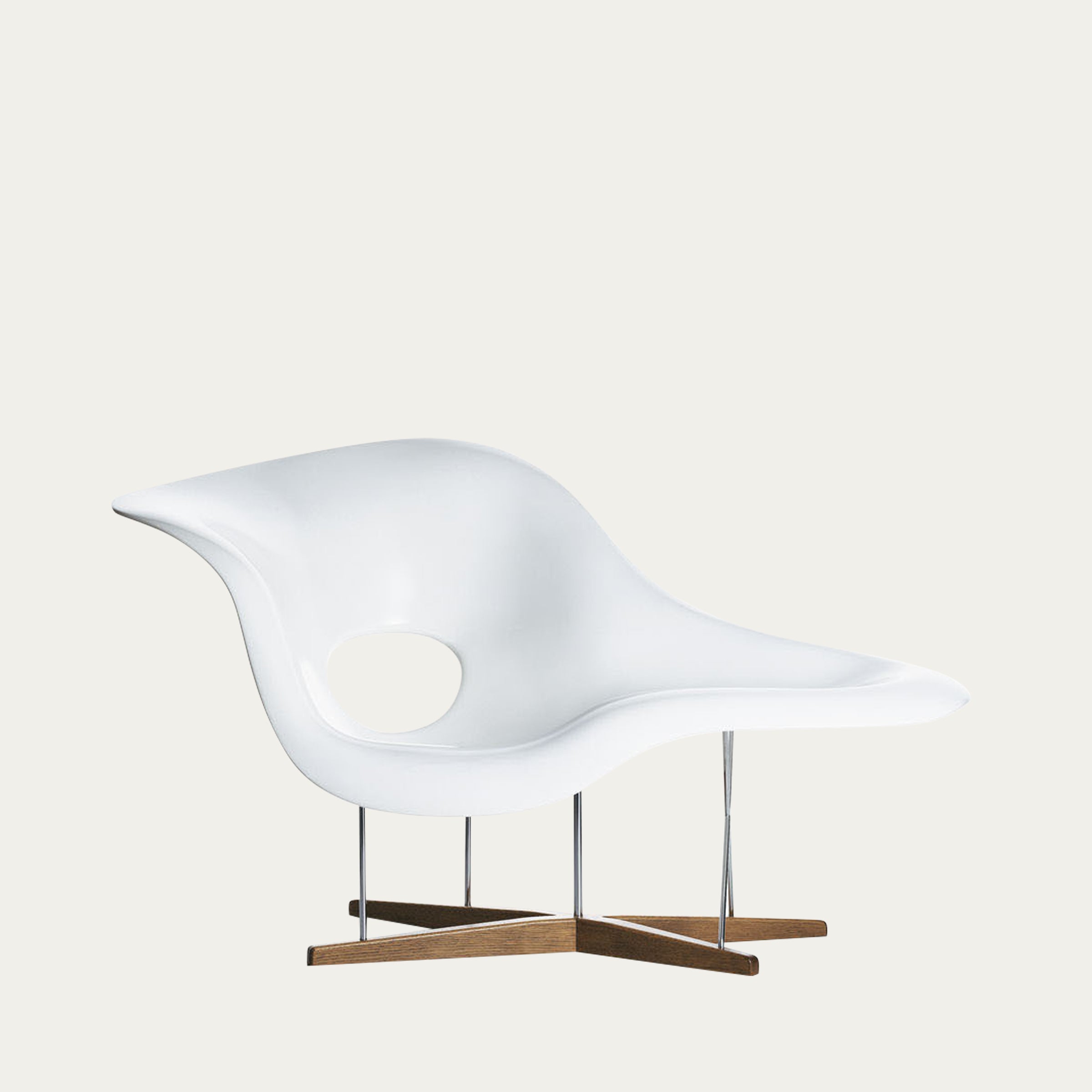 La Chaise Liegenstuhl von Charles & Ray Eames aus dem Jahr 1948 mit organisch geformter weißer Sitzschale und skulpturalem Holz- und Metallgestell, Ikone des modernen Möbeldesigns