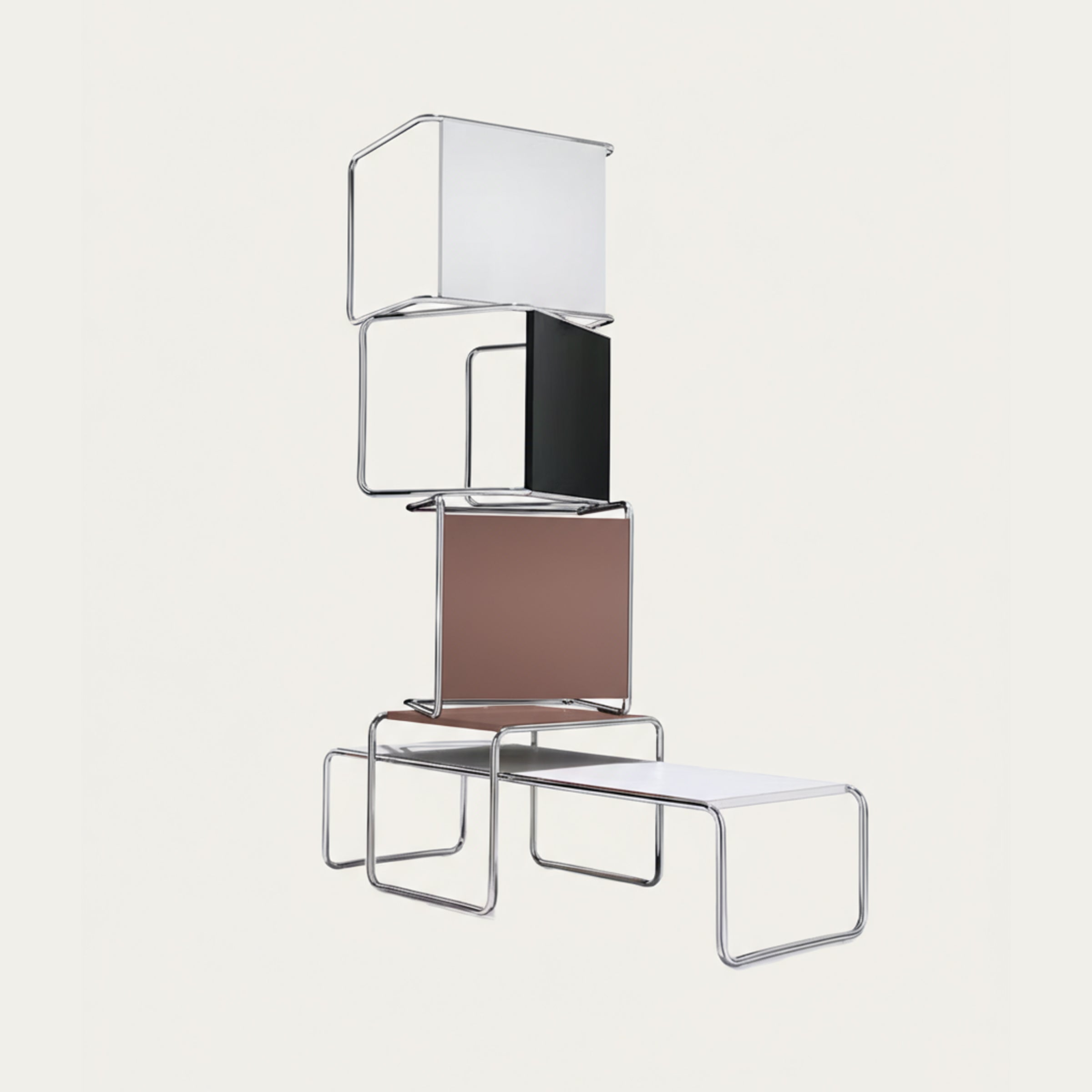 Mehrere Laccio Tische von Marcel Breuer übereinandergestapelt, in verschiedenen Farben und Ausführungen, mit verchromten Stahlrohrrahmen