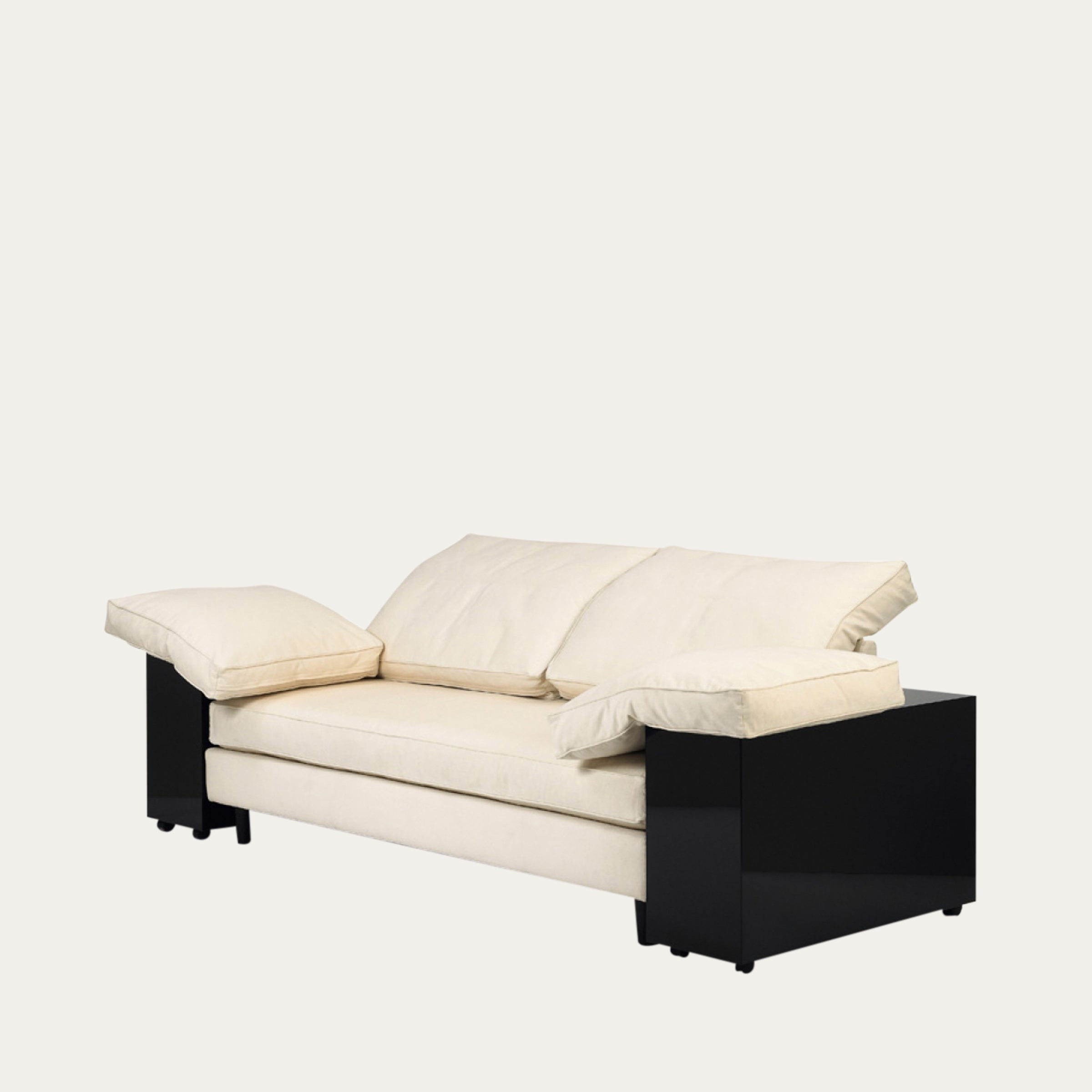 Lota Sofa von Eileen Gray 1924 mit cremefarbenen Polstern und schwarzem Korpus, früher Bauhaus-Klassiker mit klarer Geometrie