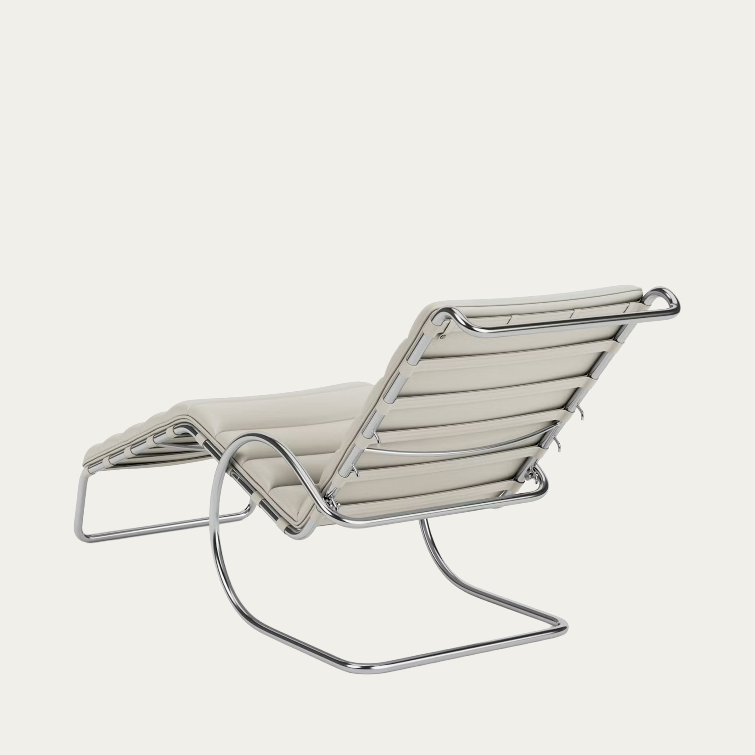 Rückansicht der MR Adjustable Chaise Longue mit weiß gepolsterten Ledersegmenten und gebogenem Chromgestell