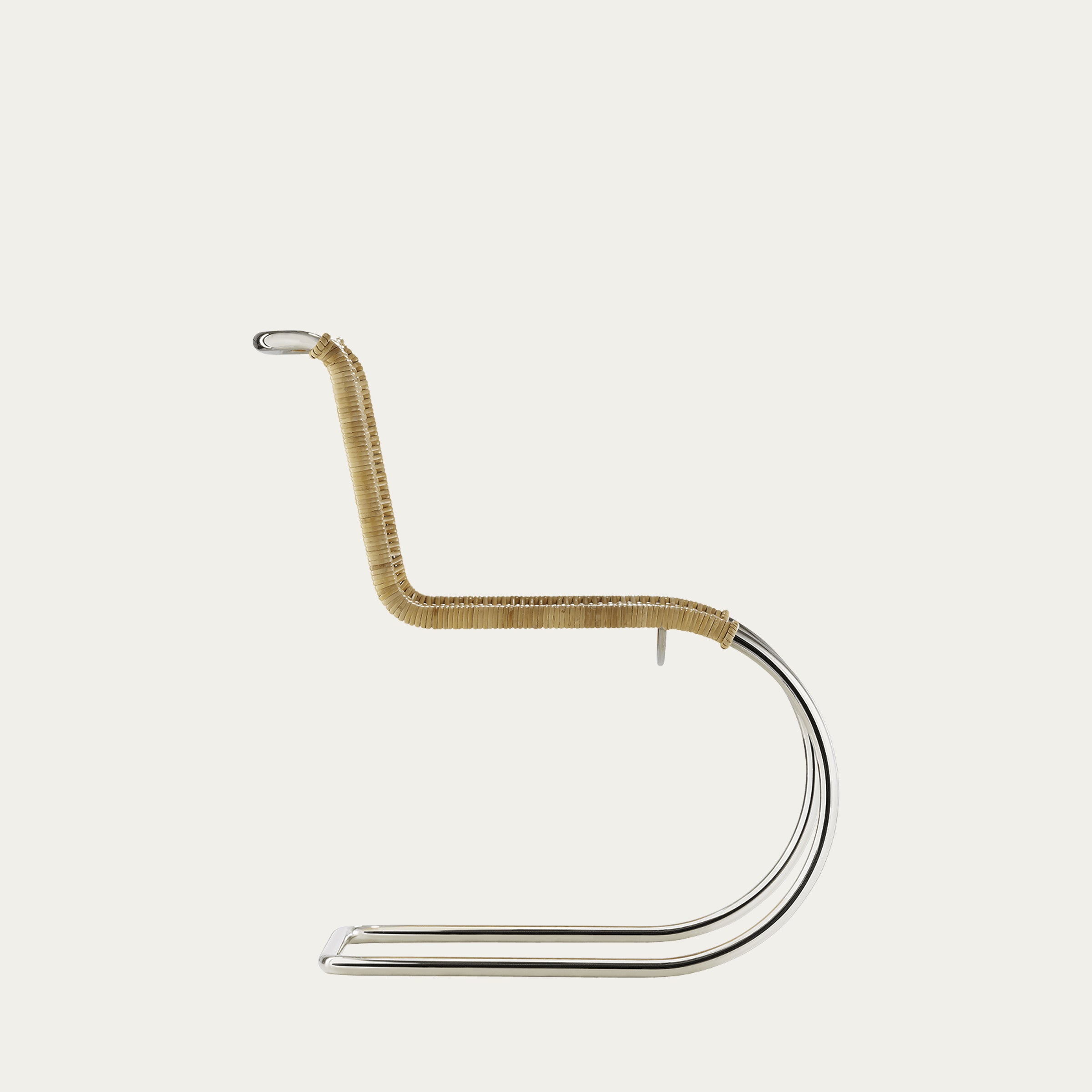 Seitenansicht des MR Chairs ohne Armlehnen von Mies van der Rohe – Freischwinger mit verchromtem Stahlrohr und geflochtenem Rattan
