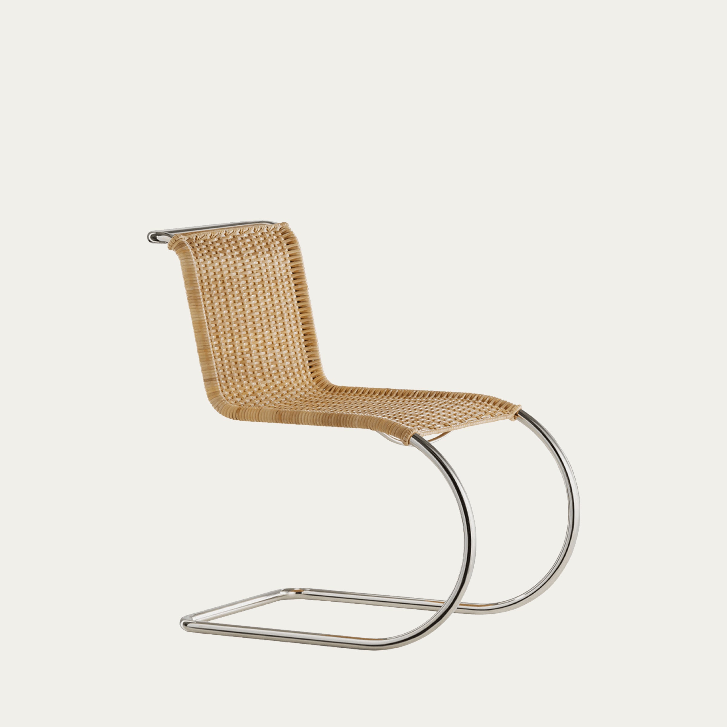 Schrägansicht des MR Chairs ohne Armlehnen – geflochtenes Rattan und verchromtes Stahlrohr im Bauhaus-Stil