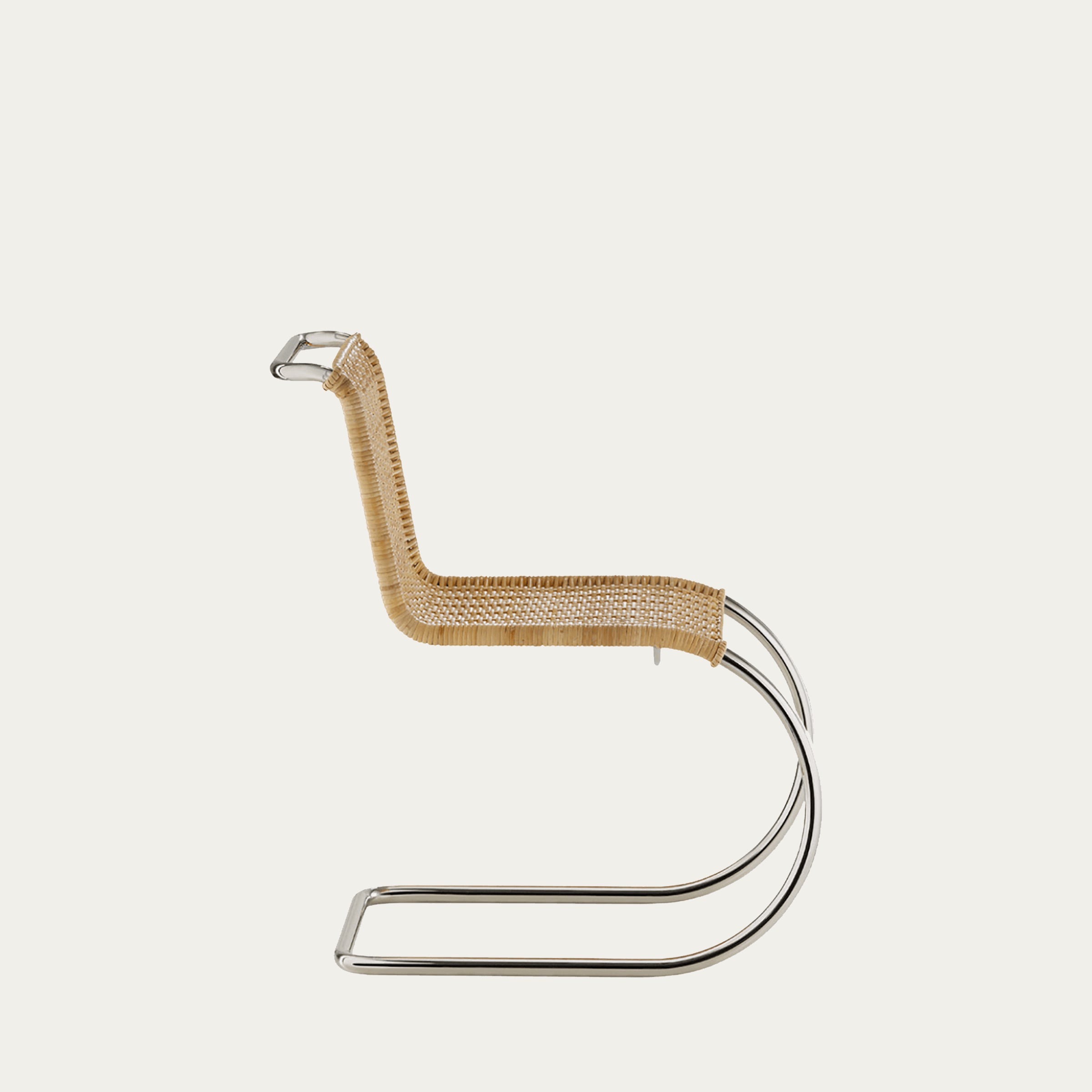 Profilansicht des MR Chairs ohne Armlehnen – verchromtes Stahlrohrgestell und handgeflochtene Rattanfläche