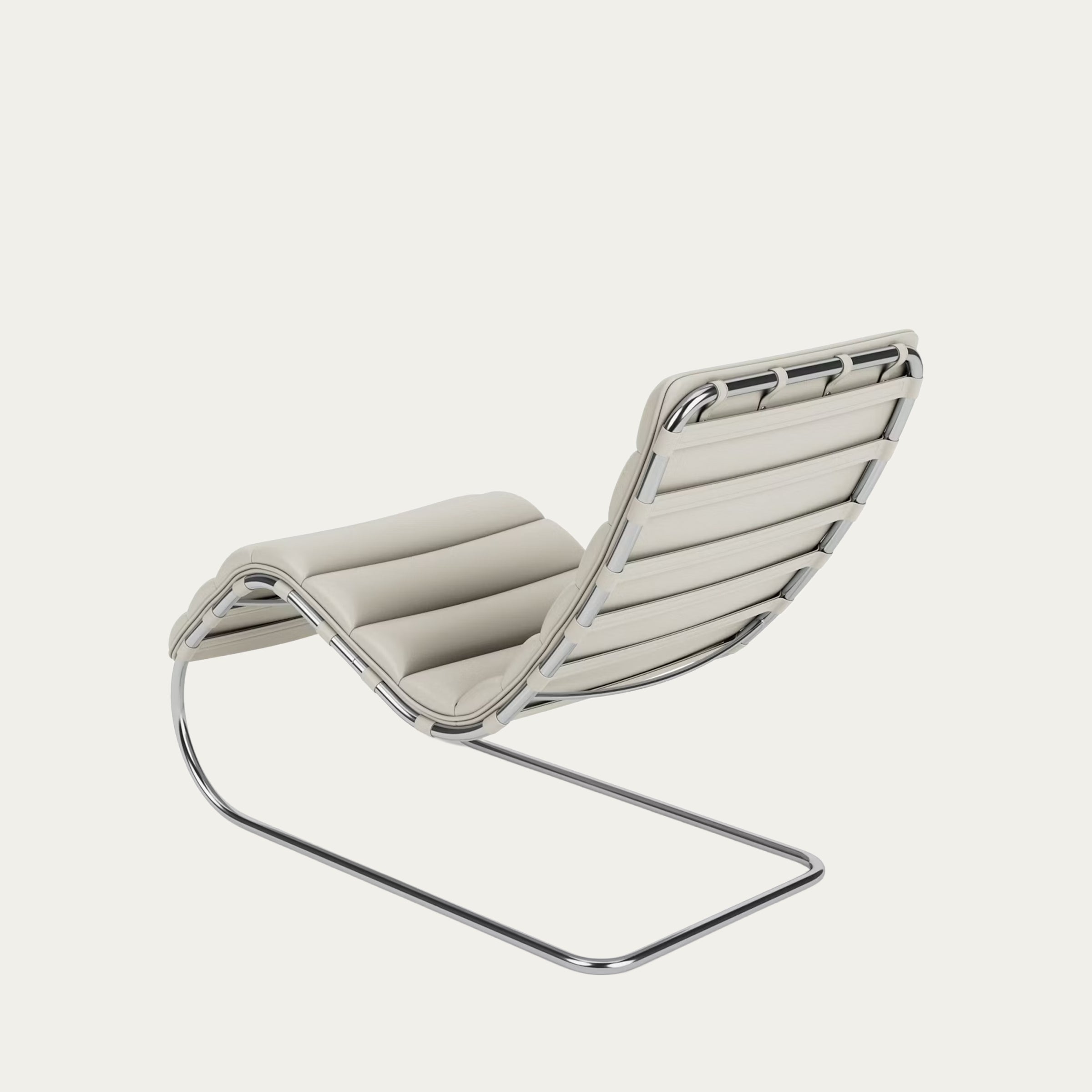 Rückansicht der MR Chaise Longue in Cremeweiß – geschwungener Chromrahmen und horizontale Lederpolster
