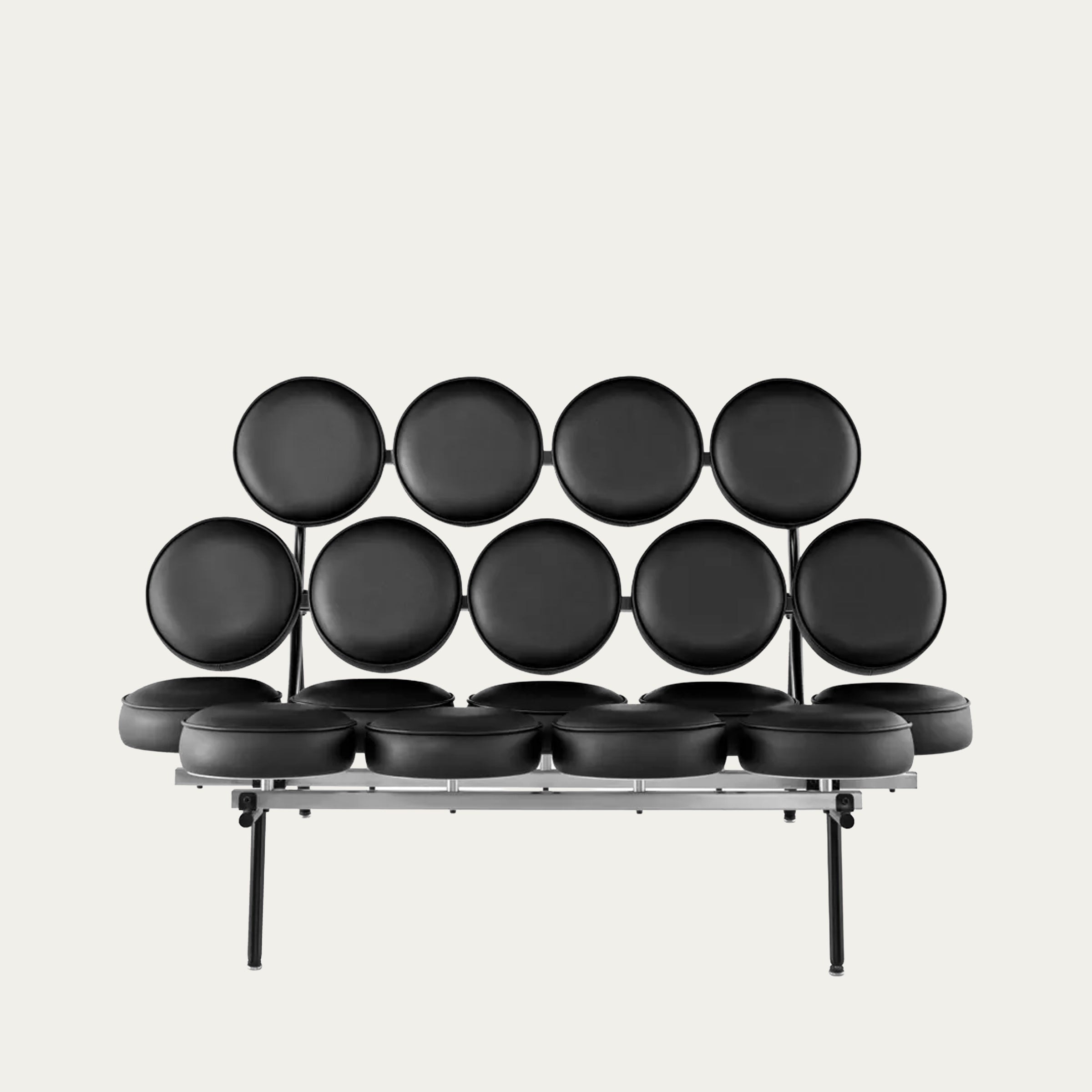 Gerade Frontansicht des Marshmallow Sofas von George Nelson mit gleichmäßig angeordneten schwarzen Rundpolstern