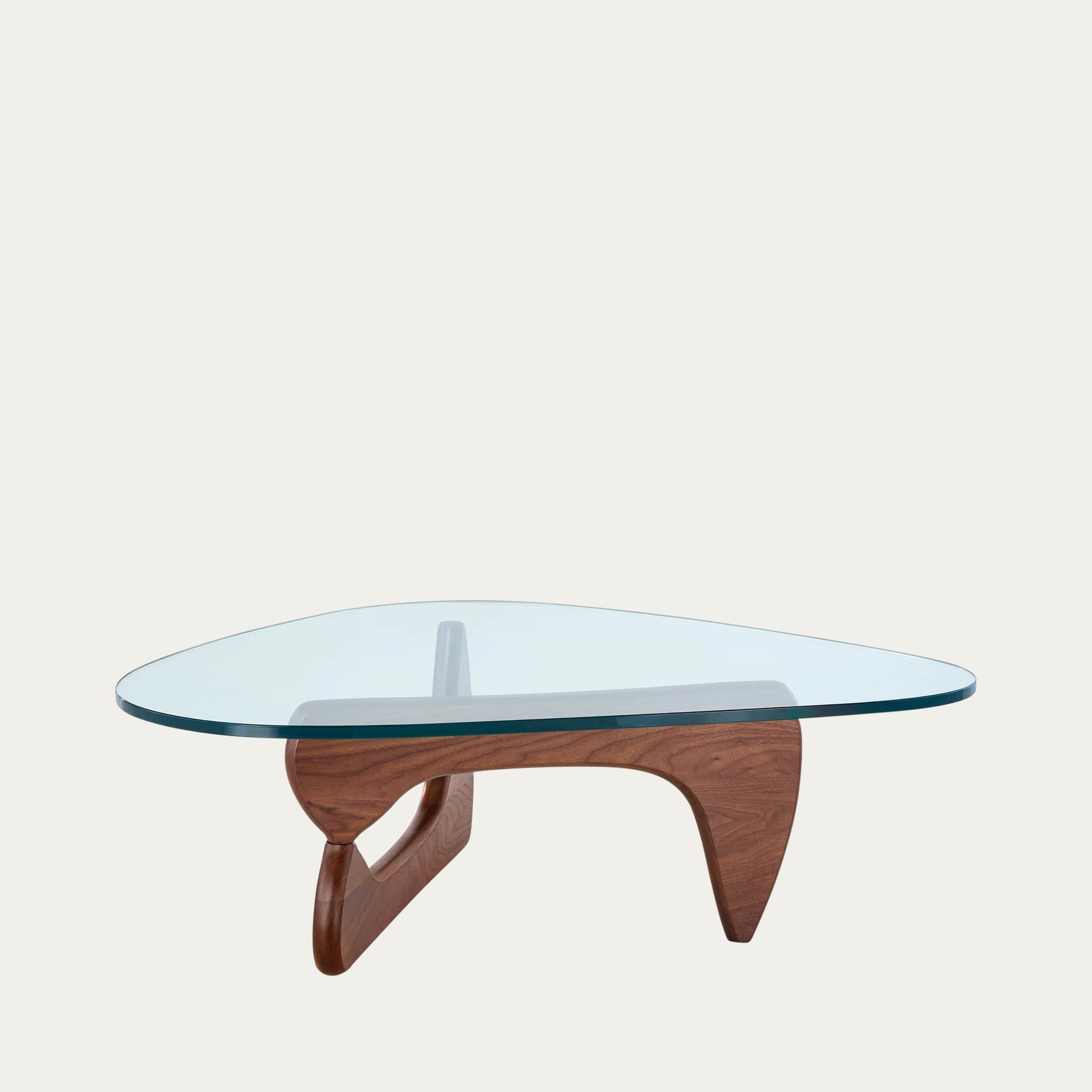 Dreieckiger Noguchi Coffee Table mit transparenter Glasplatte und geschwungenem Holzgestell