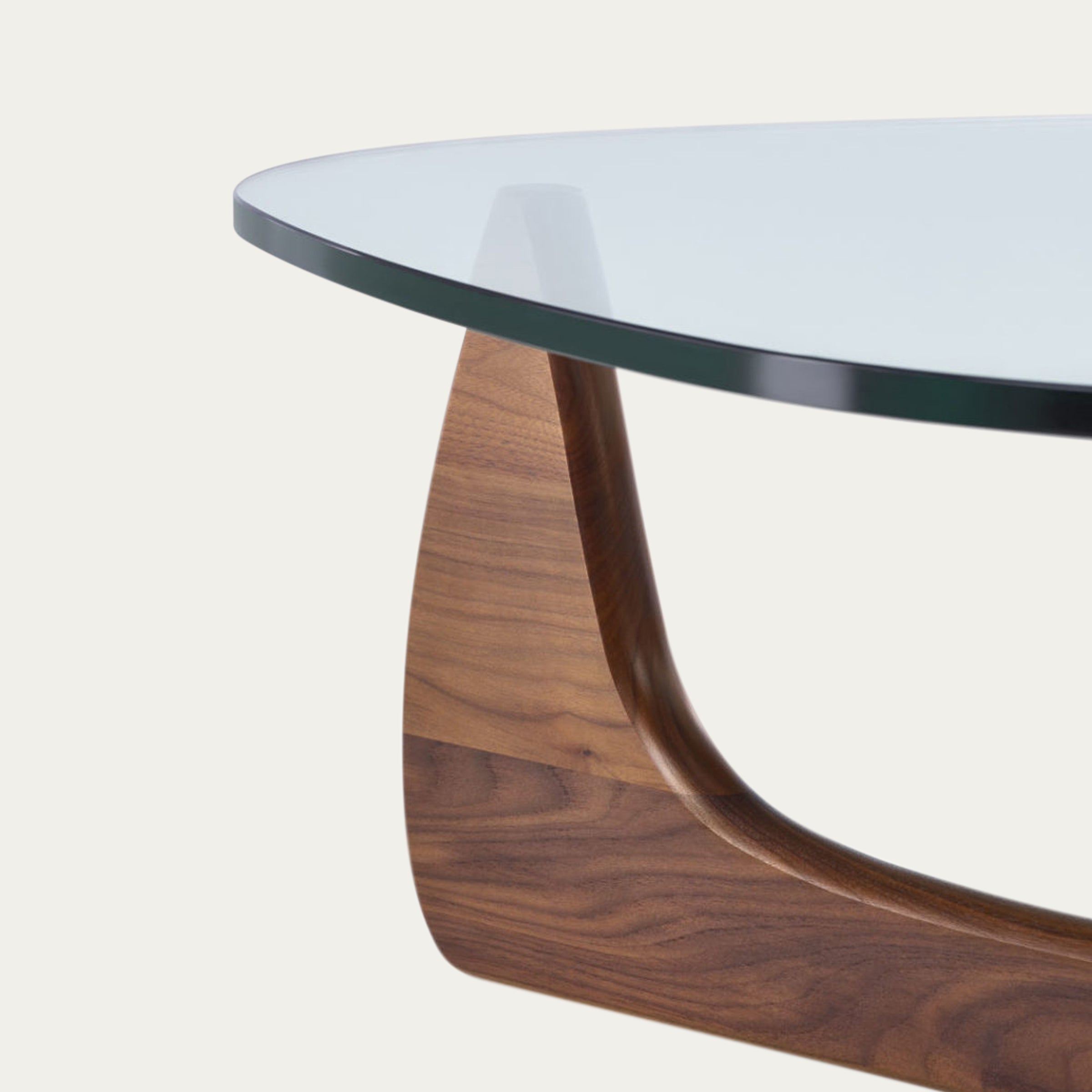 Nahaufnahme des geschwungenen Holzgestells des Noguchi Coffee Tables mit Glasplatte