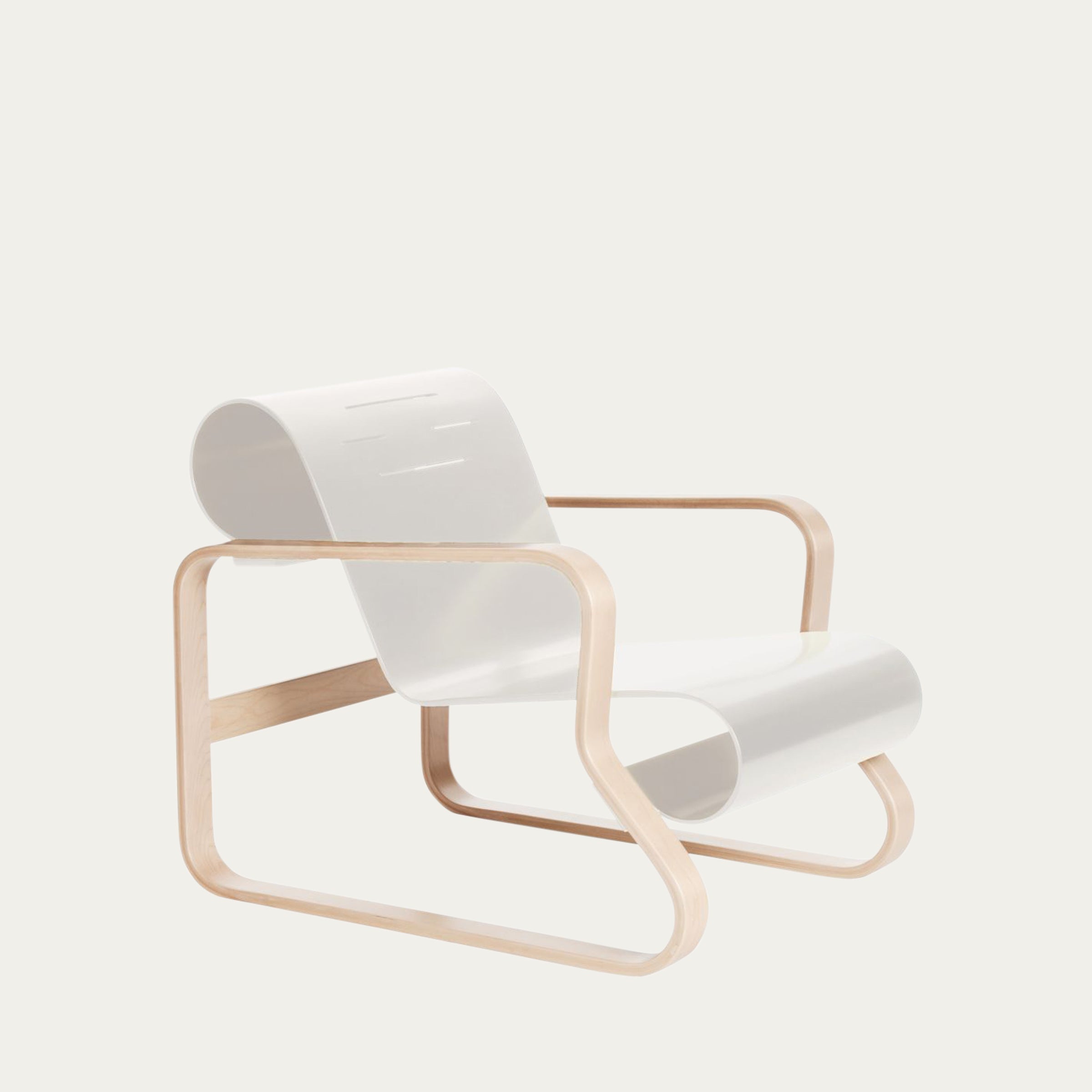 Weißer Paimio Sessel von Alvar Aalto 1932 mit geschwungenem Sperrholzrahmen und organischer Formgebung