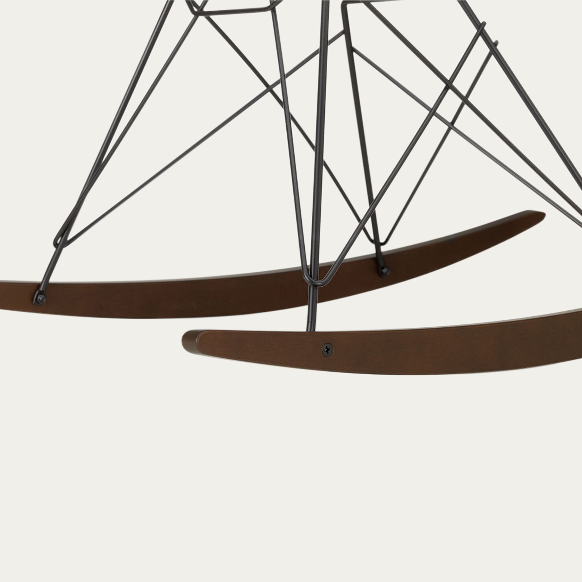 Detailaufnahme des filigranen Drahtgestells und der geschwungenen Holz-Kufen des RAR Schaukelstuhls von Charles & Ray Eames