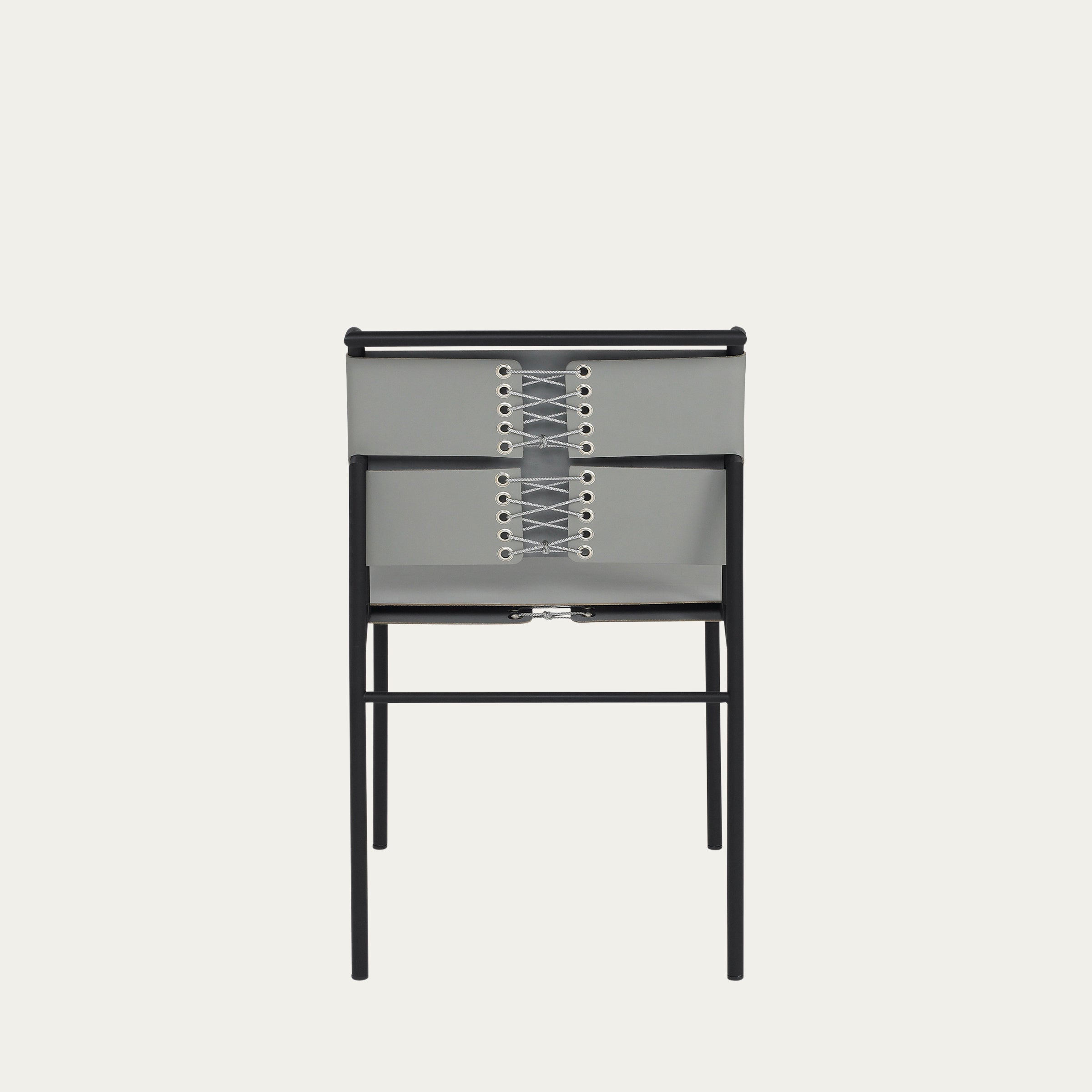 Rückansicht des grauen Roquebrune Stuhls von Eileen Gray mit Schnürung und minimalistischer Konstruktion