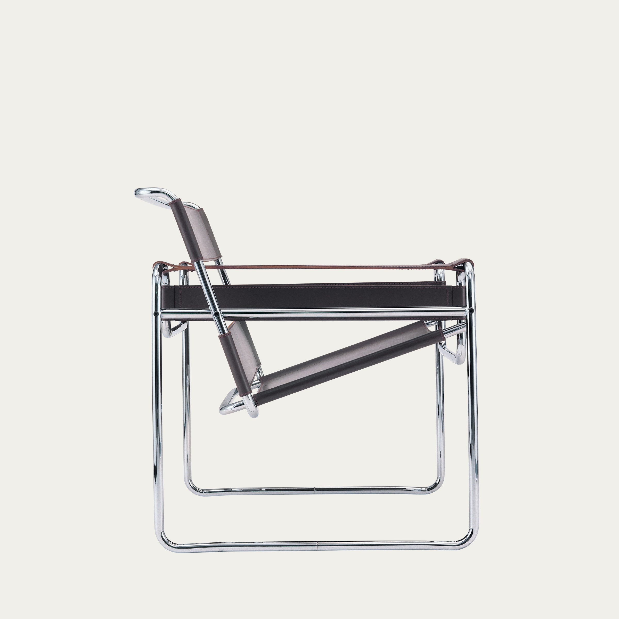Seitliche Ansicht des S34 Freischwingers Wassily Sessels von Marcel Breuer – klassischer Bauhaus-Stuhl mit verchromtem Stahlrohrgestell und schwarzem Leder