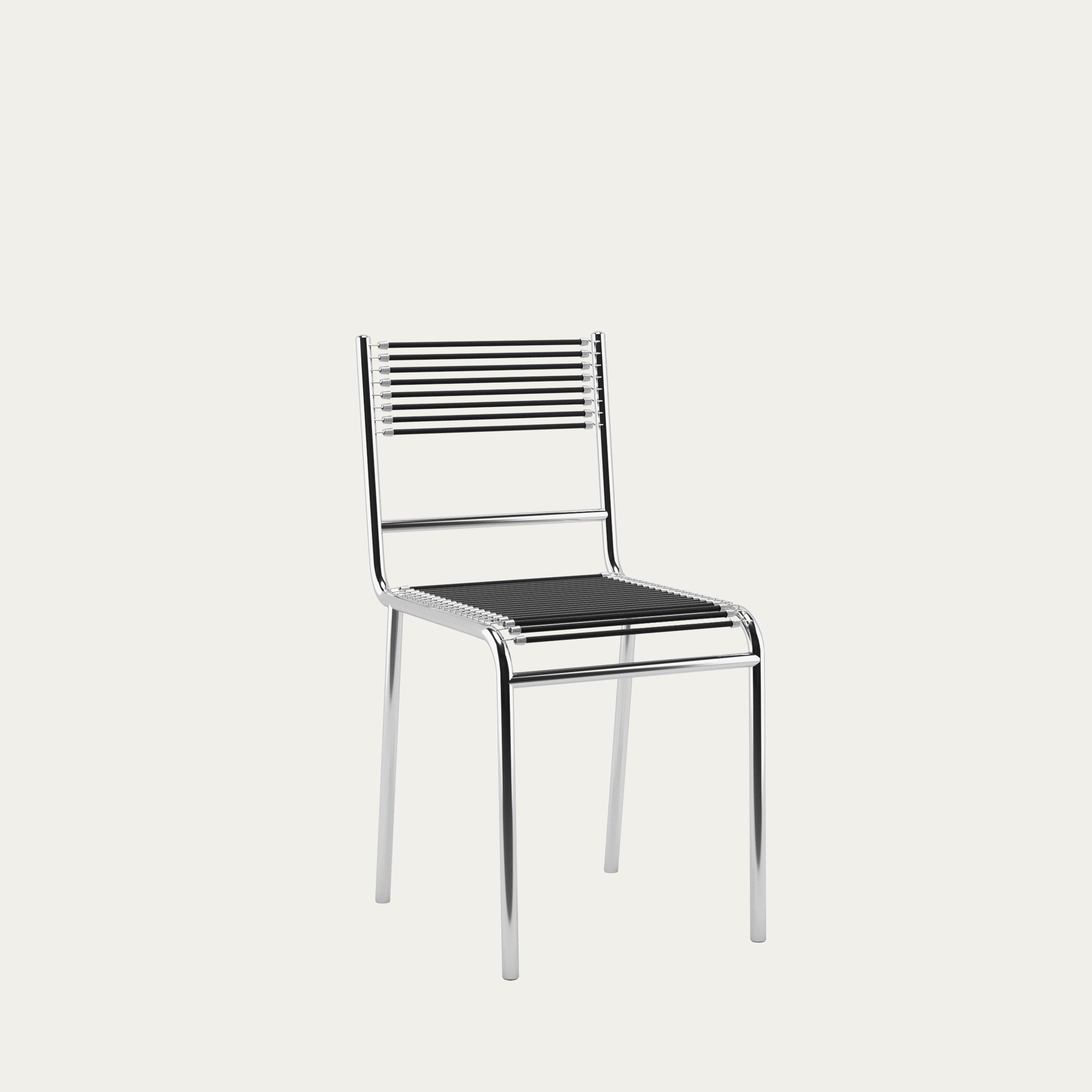 Seitliche Ansicht des Sandows Stuhls von René Herbst mit verchromtem Stahlrohrgestell und schwarzen Gummibändern für Sitz und Rückenlehne