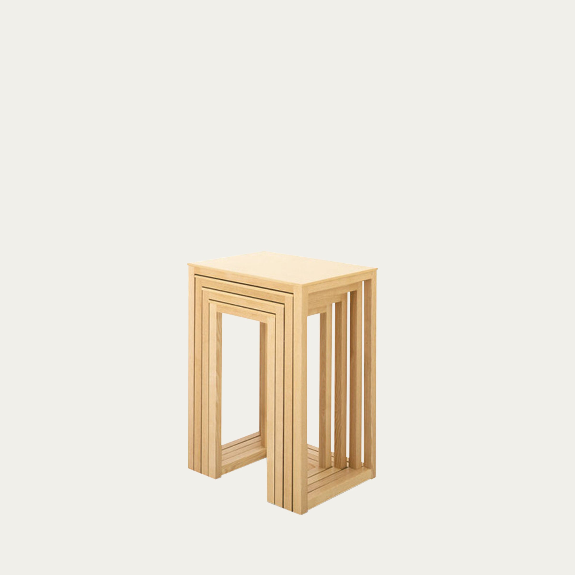 Vier ineinander schiebbare Satztische aus hellem Holz nach einem Design von Josef Hoffmann, klarer Jugendstil-Look